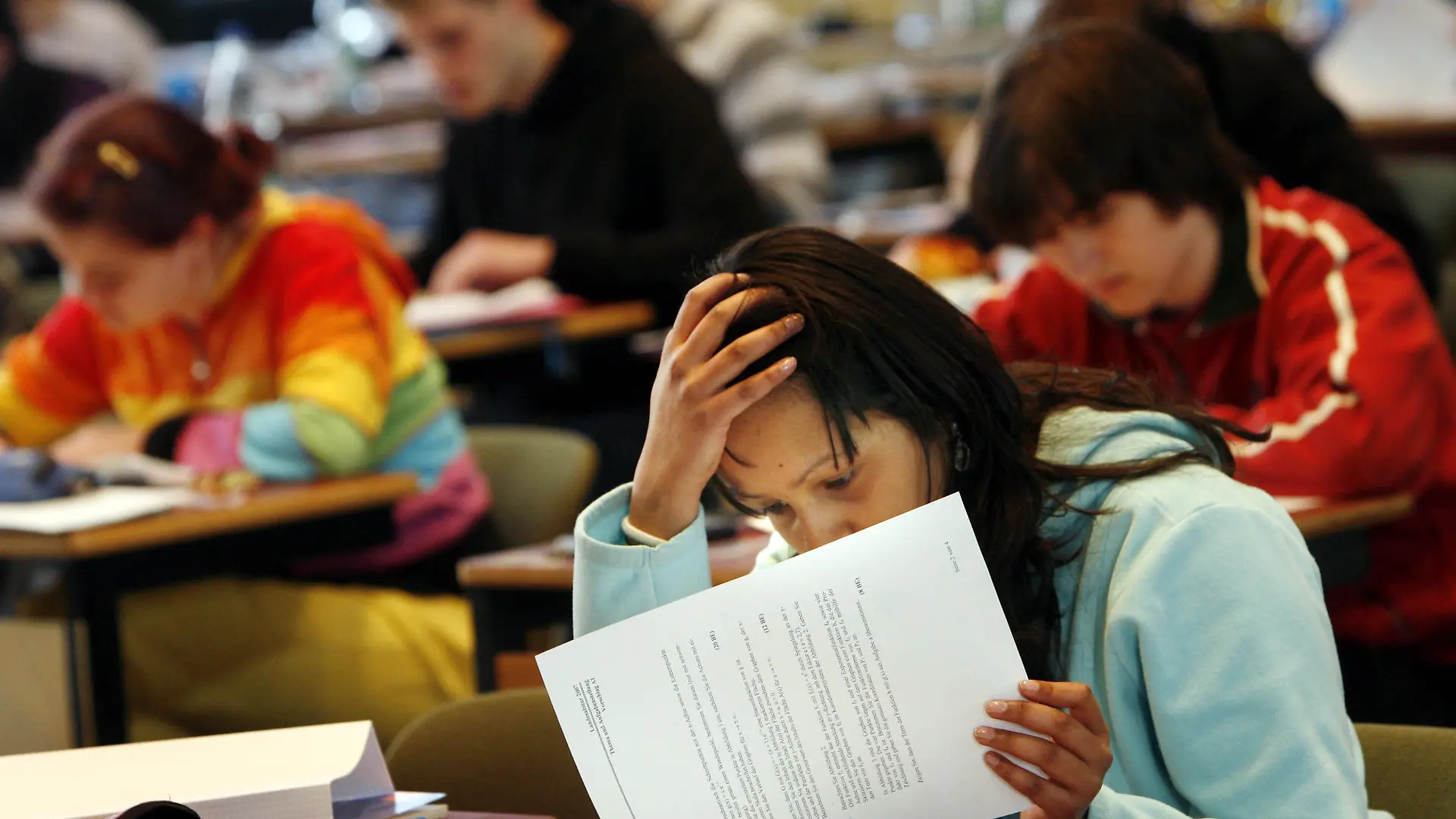 ARCHIV - Abiturienten der Wöhlerschule in Frankfurt beginnen am 16.03.2007 beim ersten Landesabitur in Hessen mit der Lösung der Mathematik-Aufgaben. Nach den Problemen beim vierten Landesabitur in Hessen hat es auch in den Osterferien wieder Kritik an den zentralen Prüfungen gegeben. Foto: Frank Rumpenhorst dpa/lhe (zu lhe-BLICKPUNKT vom 09.04.2010) +++(c) dpa - Bildfunk+++