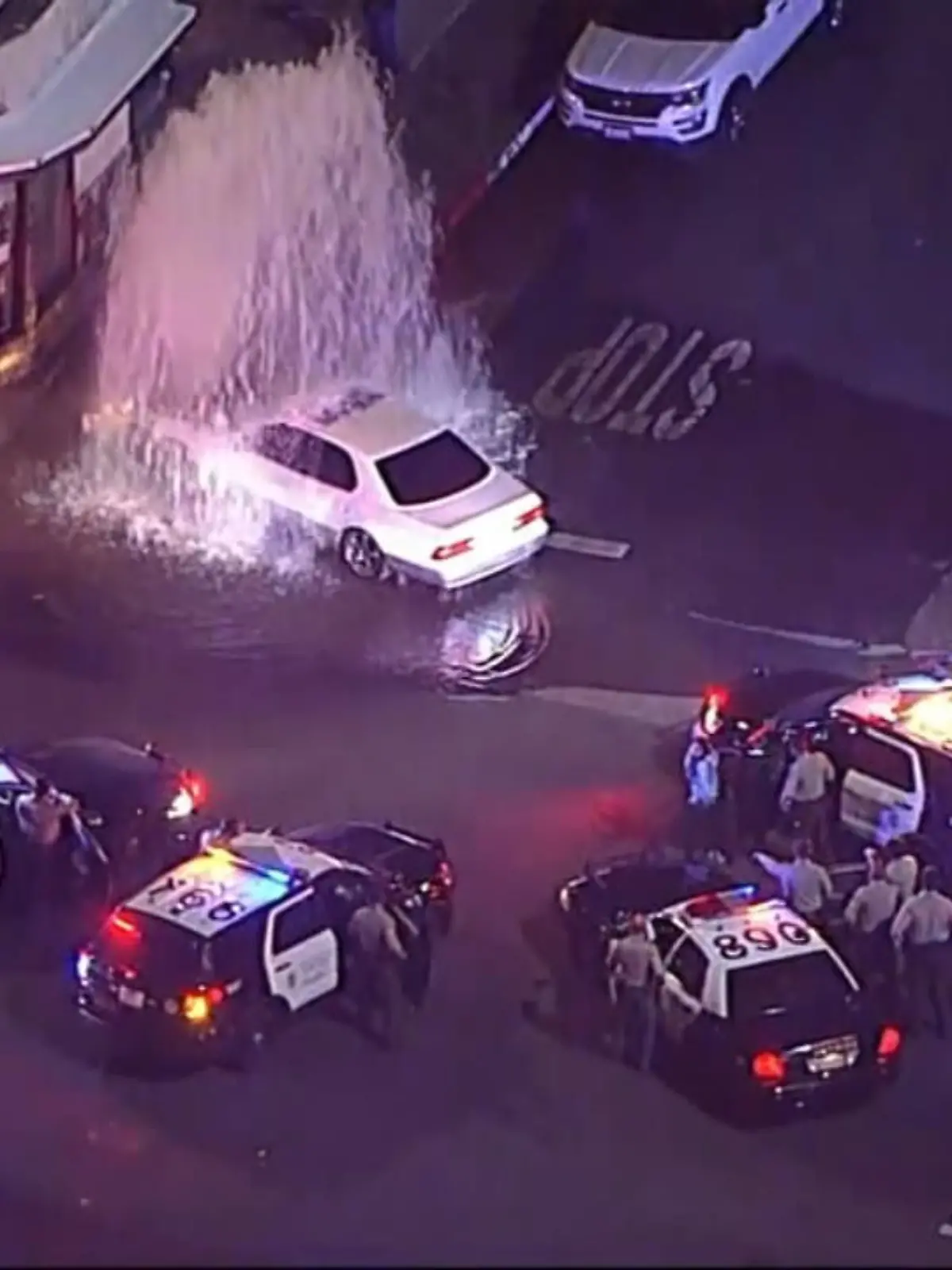 In Compton im US-Bundesstaat endete eine Verfolgungsjagd in einer Fontäne. Bei der Flucht vor der Polizei hat der Fahrer den Hydrante übersehen und plötzlich schoss das Wasser in die Luft - im Video.