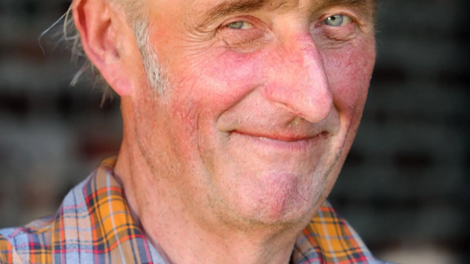 Gerhard - Der rüstige Hühnerwirt. Mit mehr als 200 Tieren lebt Gerhard alleine auf seinem Hof in der Oberlausitz. Der 67-jährige Sachse ist seit 34 Jahren geschieden und seine letzte Beziehung endete vor einem Jahr nach 15 Jahren. Und da Gerhard auf keinen Fall alleine bleiben möchte, wünscht er sich jetzt eine neue Frau an seiner Seite.