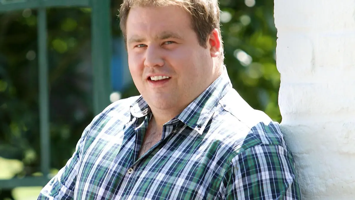Marcel - Der herzliche Hesse. Der 28-jährige ist mit Leib und Seele Bauer. Gemeinsam mit seinen Eltern und seinem Opa lebt er auf dem Hof und hat neben seinem 32 Hektar grßen Grünlandbetrieb und einer Schäferei noch einen Geflügelbetrieb, 11 Ziegen, vier Hunde und zwei Pferde. Aber nicht nur seine Tiere sind ihm eine Herzensangelegenheit. Leidenschaftlich gerne tanzt Marcel Disko-Fox.