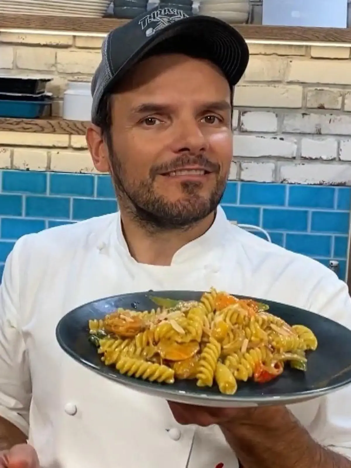 Italienische Pasta trifft auf pikantes Gemüsecurry – das Ergebnis ist ein wahres Geschmackserlebnis, und das nach nur 20 Minuten Zubereitungszeit! Im Video zeigt der Profikoch, wie’s geht.