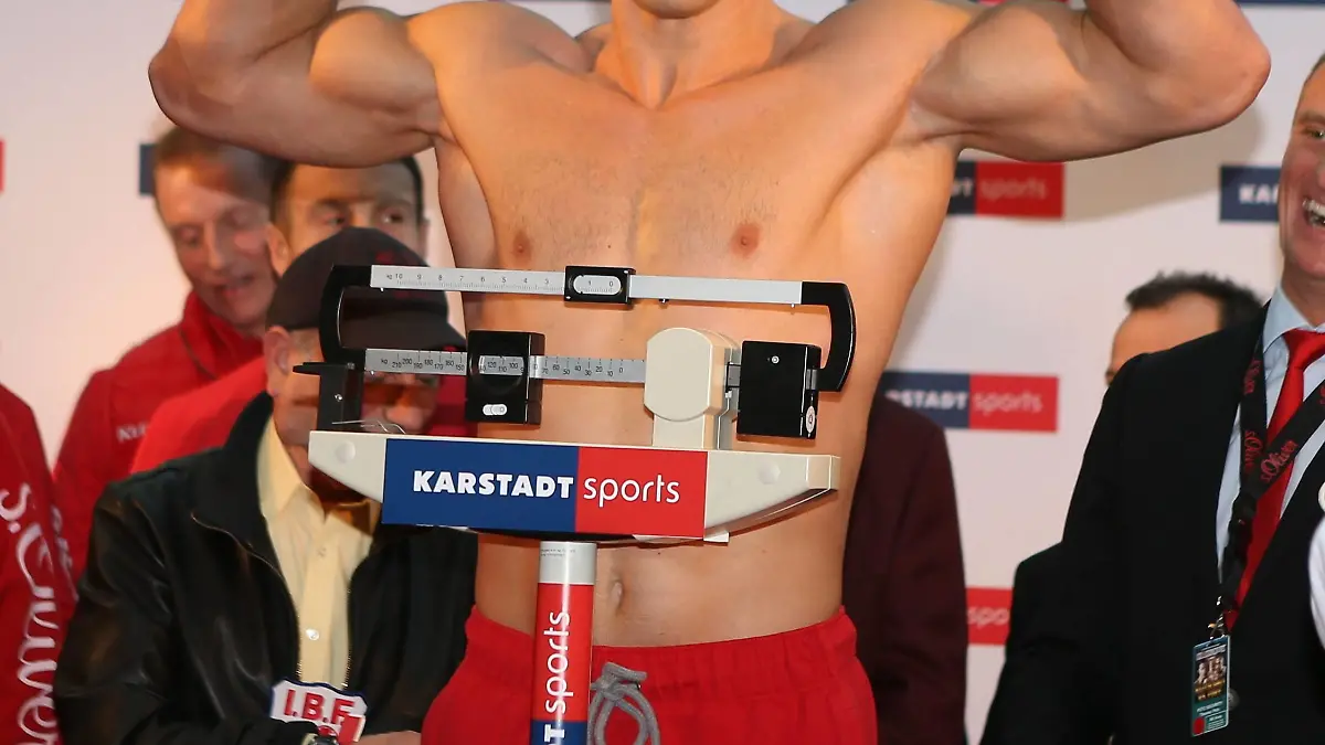 Essen Wladimir Klitschko auf der Waage Boxen: Wladimir Klitschko vs. Tyson Fury, Wiegen, 27.11.2015, Copyright: Deutzmannx/xEibner-Pressefoto EP_cdnEat Wladimir Klitschko on the Libra boxing Wladimir Klitschko vs Tyson Fury Weighing 27 11 2015 Copyright Deutzmannx xEibner Press Photo EP_cdn