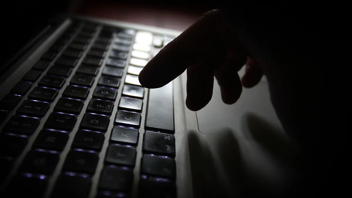 ARCHIV - 12.07.2014, Bayern, Kaufbeuren: ILLUSTRATION - Ein Mann bedient einen Laptop. Am 07.10.2020 beginnt vor dem Landgericht Würzburg der Prozess gegen einen Mann, der Kinder im Internet zum Sex angeboten haben soll. Der Mann ist zudem wegen sexuellem Missbrauch eines Kindes und der Beschaffung und Verbreitung von Kinderpornografie angeklagt. Foto: Karl-Josef Hildenbrand/dpa +++ dpa-Bildfunk +++