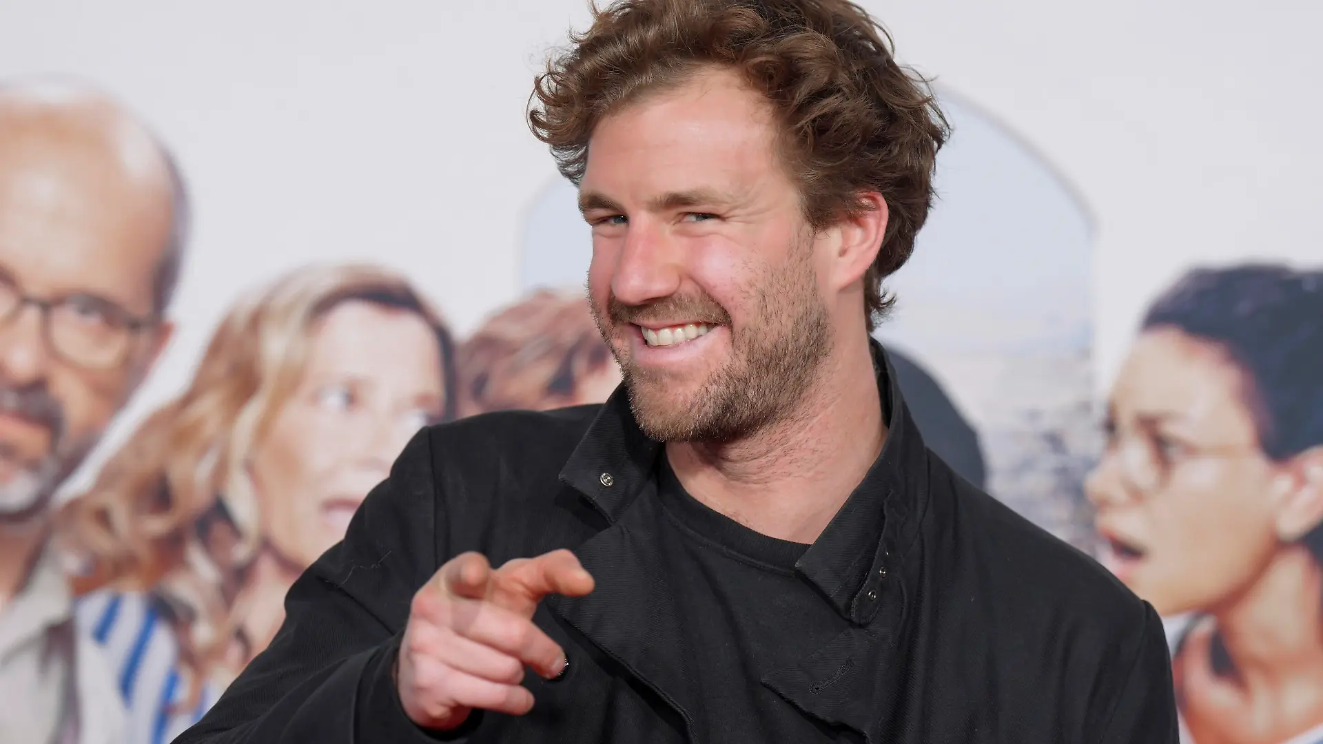 Komiker Luke Mockridge im Portrait auf dem roten Teppich bei der Premiere von Der Nachname in Köln / 091022