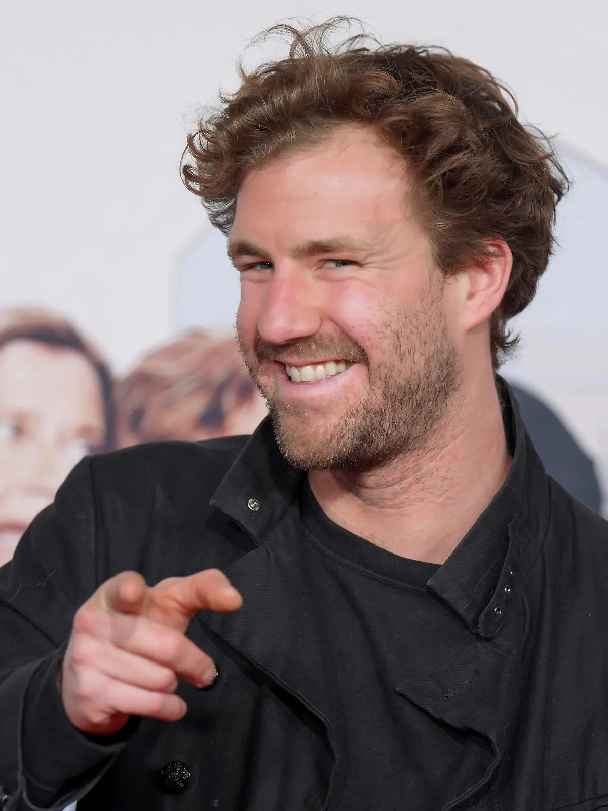 Komiker Luke Mockridge im Portrait auf dem roten Teppich  bei der Premiere von Der Nachname in Köln / 091022




