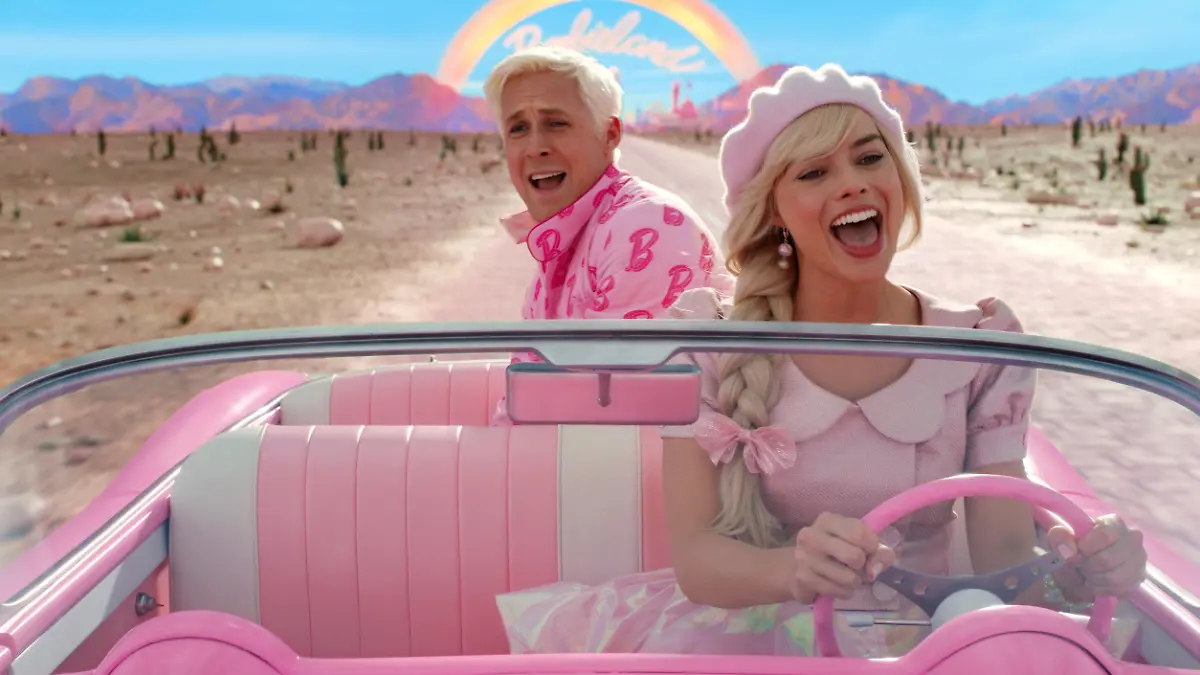HANDOUT - 19.07.2023, ---: Ryan Gosling als Ken and Margot Robbie als Barbie in einer Szene der Films "Barbie" (undatierte Filmszene). (zu dpa "«Barbie» landet besten Nordamerika-Start des Jahres") Foto: -/Courtesy of Warner Bros. Pictures/dpa - ACHTUNG: Nur zur redaktionellen Verwendung bis zum 19.10.2023 im Zusammenhang mit einer Berichterstattung über den Film und nur mit vollständiger Nennung des vorstehenden Credits +++ dpa-Bildfunk +++