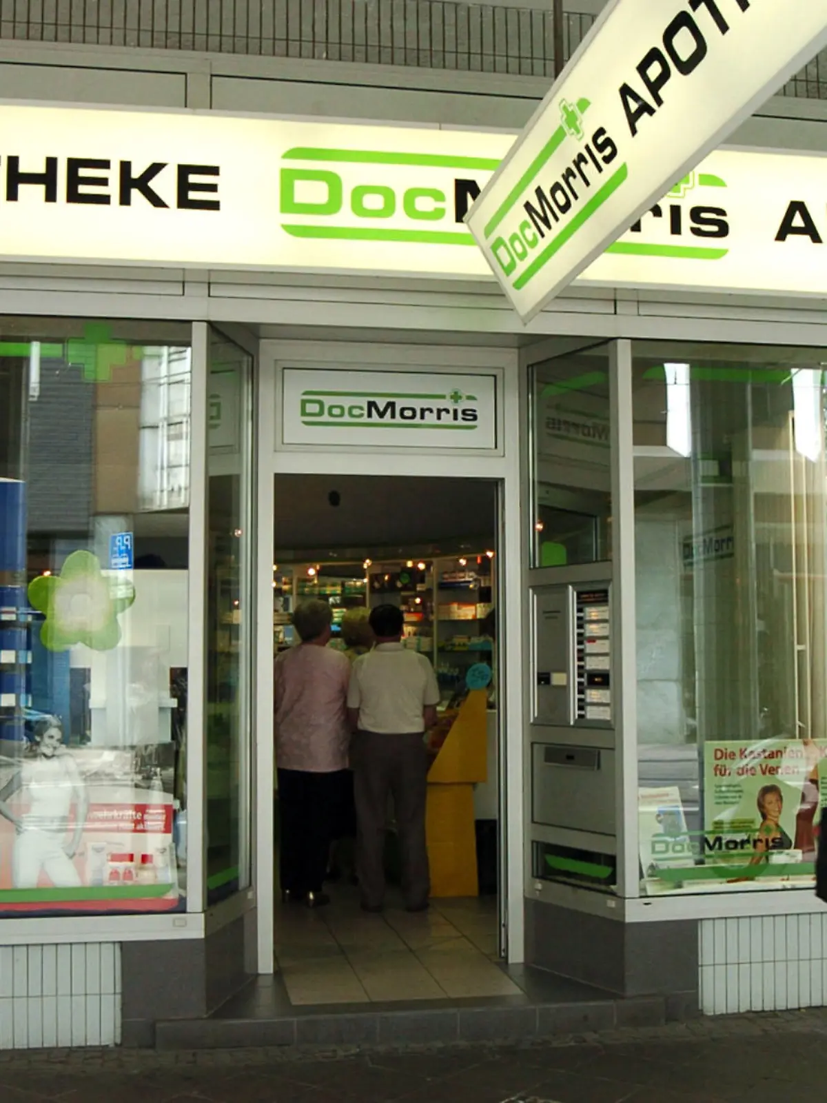ARCHIV - Eine Passantin geht am 08.08.2006 an der DocMorris-Apotheke in Saarbrücken vorbei. Im seit Jahren tobenden Kampf um die Macht im milliardenschweren deutschen Apothekenmarkt fallen am Dienstag (19.05.2009) die Würfel. Der Europäische Gerichtshof (EuGH) entscheidet über Preise und Wettbewerb in einem für die EU als wegweisend betrachteten Grundsatzurteil. In dem konkreten Fall geht es um die niederländische Internet-Versandapotheke DocMorris, einem Tochterunternehmen des Stuttgarter Pharmahändlers Celesio. Die Regierung des Saarlandes hatte DocMorris im Sommer 2006 das Betreiben einer Apotheke genehmigt. Dagegen hatten mehrere Inhaber saarländischer Apotheken, die Kammer sowie der Deutsche Apothekenverband (ABDA) geklagt. Foto: Becker & Bredel dpa +++(c) dpa - Bildfunk+++