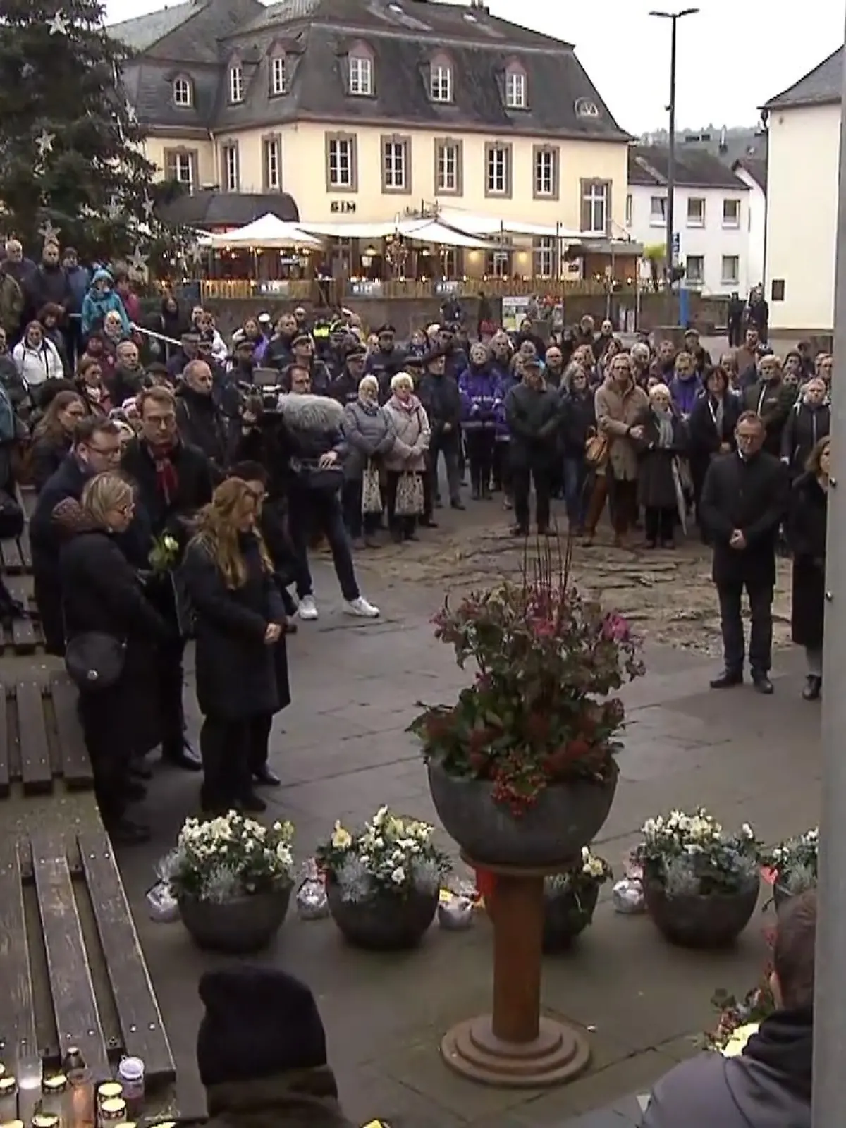 Zwei Jahre nach der Amokfahrt in Trier hat die Stadt am Donnerstag an die Opfer erinnert. Viele Menschen hielten inne, als die Glocken des Doms und der Kirchen in der Innenstadt zur damaligen Tatzeit ab 13.46 Uhr vier Minuten lang läuteten. An einer Gedenktafel an der Porta Nigra wurden Blumenschalen und Kerzen für die Todesopfer aufgestellt und deren Namen verlesen. Auch etliche Angehörige und Betroffene hatten sich dort versammelt.