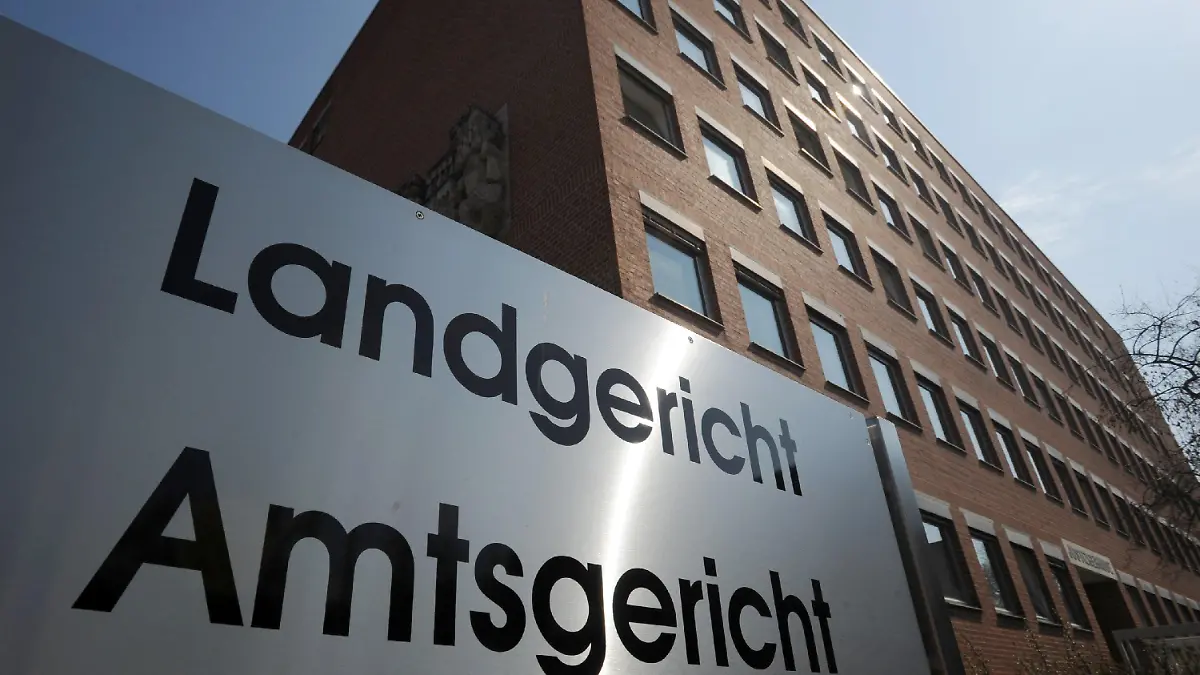 Ein Schild mit der Aufschrift vom Land- und Amtsgericht steht am Dienstag (07.04.2009) vor dem Gerichtsgebäude in Landshut (Niederbayern). Bei einer Schießerei im Landshuter Landgericht sind am Dienstag nach ersten Angaben der Polizei zwei Menschen ums Leben gekommen. Die Zahl der Verletzten ist nach Angaben der Polizei noch unklar. Foto: Armin Weigel dpa/lby +++(c) dpa - Bildfunk+++