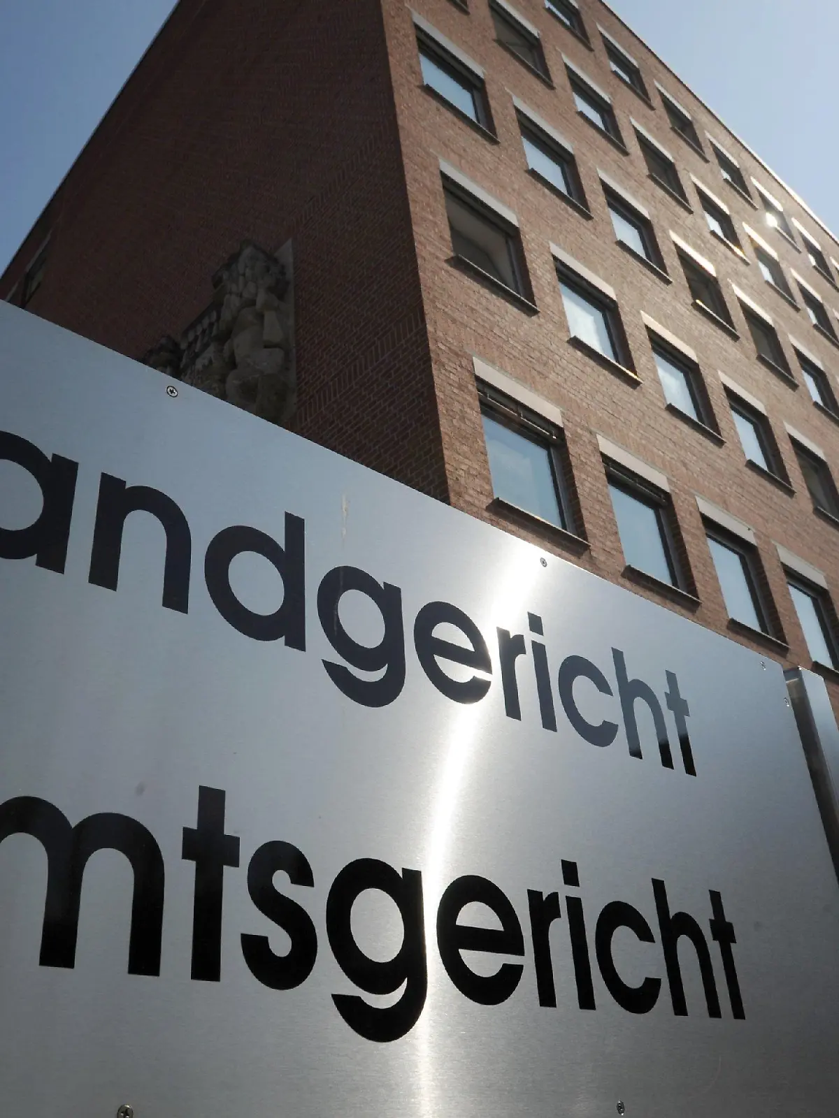 Ein Schild mit der Aufschrift vom Land- und Amtsgericht steht am Dienstag (07.04.2009) vor dem Gerichtsgebäude in Landshut (Niederbayern). Bei einer Schießerei im Landshuter Landgericht sind am Dienstag nach ersten Angaben der Polizei zwei Menschen ums Leben gekommen. Die Zahl der Verletzten ist nach Angaben der Polizei noch unklar. Foto: Armin Weigel dpa/lby +++(c) dpa - Bildfunk+++