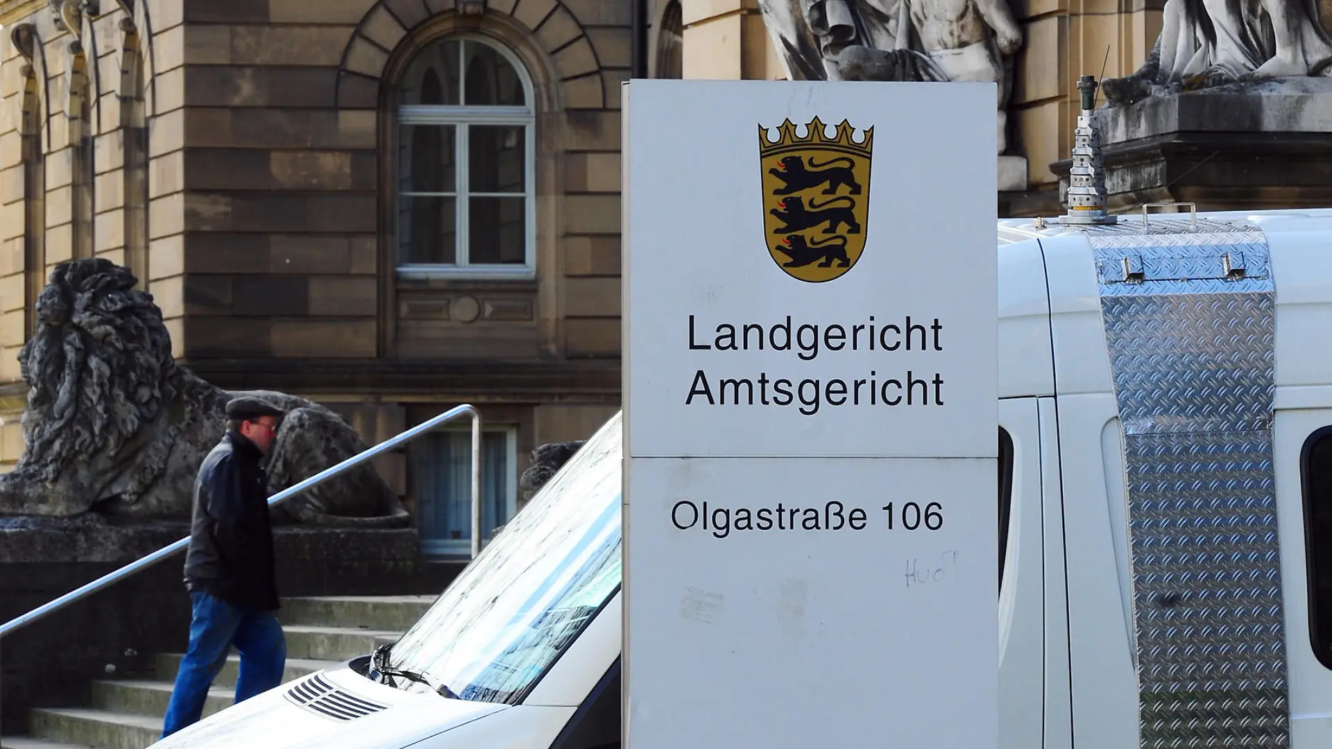 Ein Übertragungswagen steht am Mittwoch (31.03.2010) vor dem Landgericht Ulm. Im gesamten Gerichtsgebäude waren keine Foto- und Filmaufnahmen zugelassen, als dort das Urteil gegen die Mörder von Eislingen verkündet wurde. Das Landgericht Ulm hat die beiden Vierfachmörder von Eislingen zu hohen Haftstrafen verurteilt. Der 19-jährige Sohn der getöteten Familie erhielt wegen Mordes lebenslänglich. Sein 20- jähriger Helfer bekam eine Jugendstrafe von 10 Jahren. Die beiden Schulfreunde hatten am 9. April 2009 die Eltern und die beiden Schwestern des 19-Jährigen erschossen. Foto: Stefan Puchner dpa/lsw +++(c) dpa - Bildfunk+++