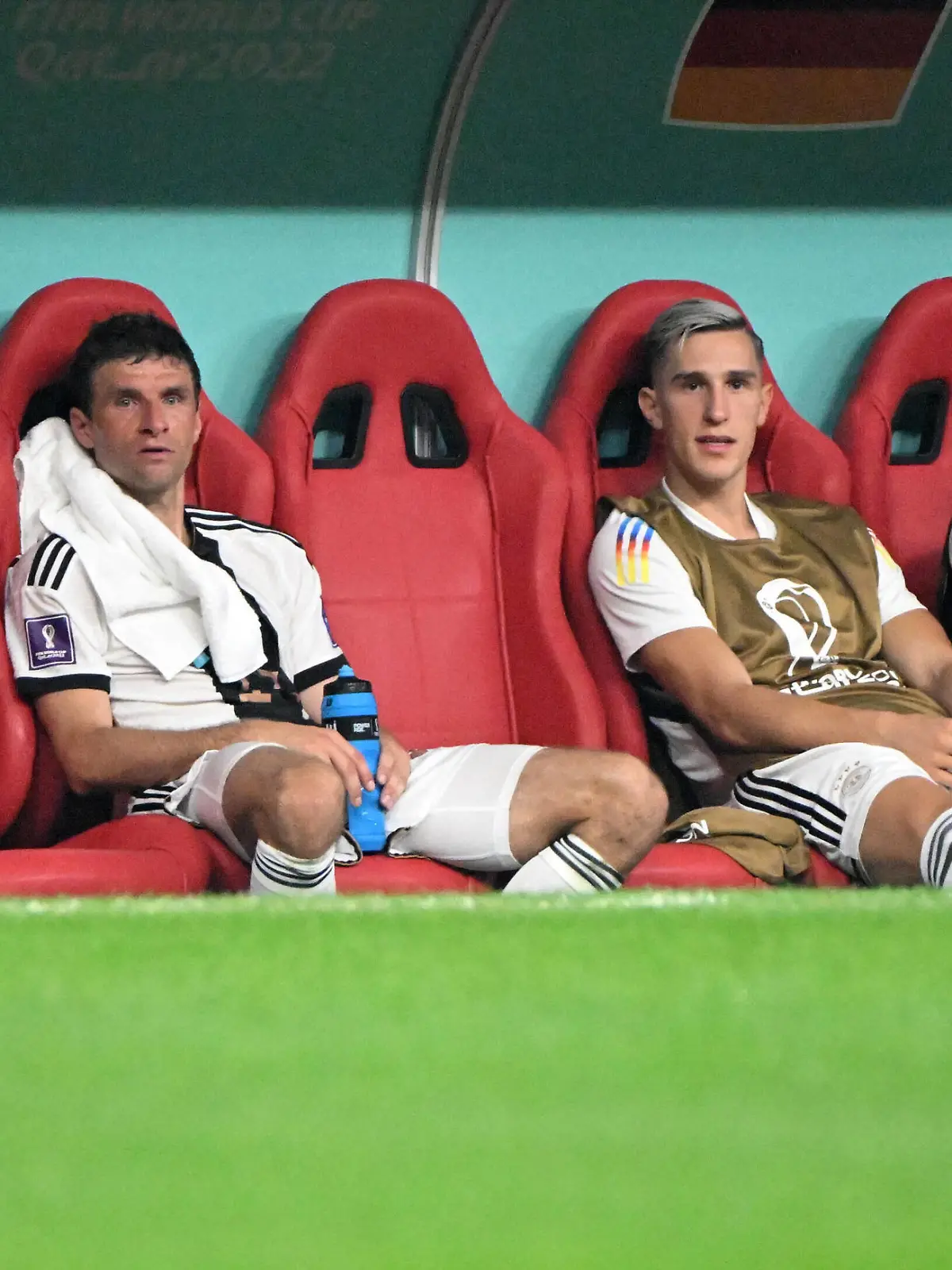 Fussball, Herren, Saison 2022/23, WM in Katar, Gruppe E 3. Spieltag, Costa Rica - Deutschland im Al-Bayt Stadium in Al-Khor, v. l. Ilkay Gündogan Deutschland, Thomas Müller Deutschland, Nico Schlotterbeck Deutschland, Christian Günter Deutschland, Leon Goretzka Deutschland auf der Bank, 01.12. 2022, *** Football, Men, 2022 23 season, World Cup in Qatar, Group E 3 matchday , Costa Rica Germany at Al Bayt Stadium in Al Khor, v l Ilkay Gündogan Germany , Thomas Müller Germany , Nico Schlotterbeck Germany , Christian Günter Germany , Leon Goretzka Germany on the bench, 01 12 2022, Copyright: xMatthiasxKochx 