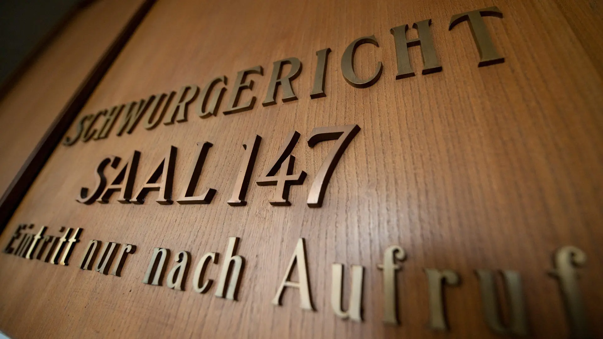 "Schwurgericht Saal 147 Eintritt nur nach Aufruf" ist am Mittwoch (07.04.2010) an einer Tür zum Schwurgerichtssaal des Landgerichts in Wuppertal zu lesen. Unter Ausschluss der Öffentlichkeit beginnt hinter dieser Tür der Prozess gegen einen 15-Jährigen Schüler wegen versuchten Mordes. Er soll im September 2009 der damals neunjährige Kassandra in Velbert mit einem Stein ins Gesicht geschlagen und sie in einen Kanalschacht geworfen haben. Foto: Bernd Thissen dpa/lnw +++(c) dpa - Bildfunk+++