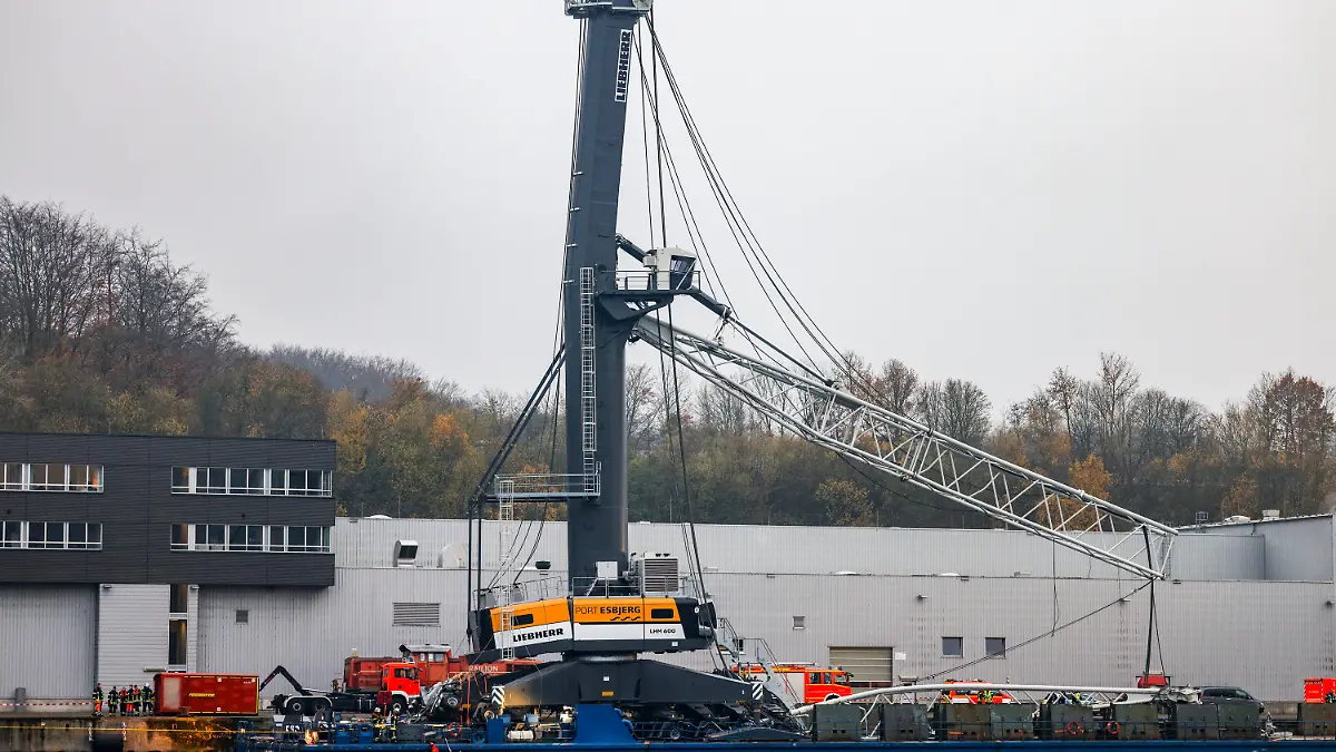 30.11.2022, Schleswig-Holstein, Kiel: Einsatzkräfte der Feuerwehr arbeiten an der ·Meri·, dem Schiff, das bei der Durchfahrt der Hochbrücke in Kiel-Holtenau mit der Brücke kollidiert war. Die Brücke wurde für den Schiffs- und Autoverkehr geperrt. Foto: Axel Heimken/dpa +++ dpa-Bildfunk +++