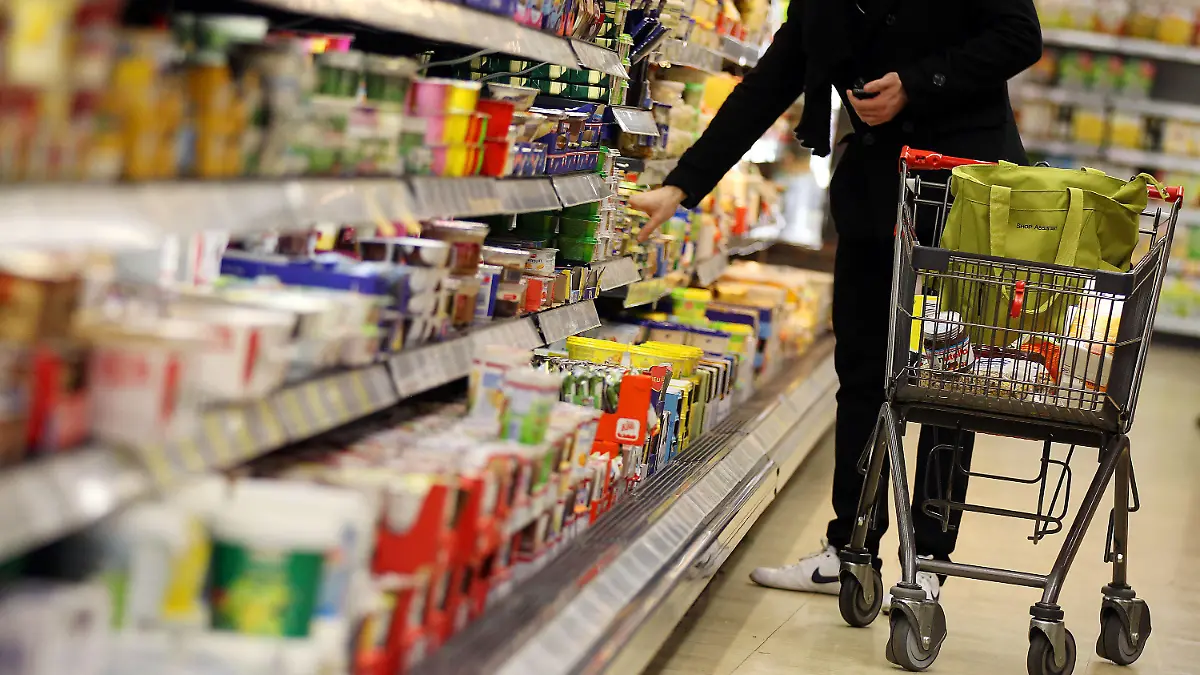ARCHIV - ILLUSTRATION - Ein Kunde steht am 13.02.2012 in Köln (Nordrhein-Westfalen) vor einem Supermarktregal. Das Statistische Bundesamt gibt am 28.07.2016 die Inflationsrate für Juli 2016 bekannt. Foto: Oliver Berg/dpa +++(c) dpa - Bildfunk+++