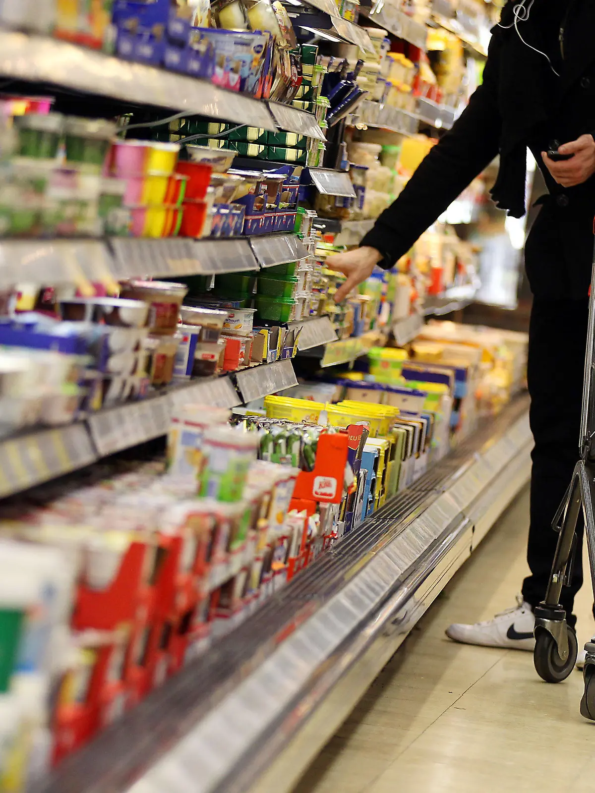 ARCHIV - ILLUSTRATION - Ein Kunde steht am 13.02.2012 in Köln (Nordrhein-Westfalen) vor einem Supermarktregal. Das Statistische Bundesamt gibt am 28.07.2016 die Inflationsrate für Juli 2016 bekannt. Foto: Oliver Berg/dpa +++(c) dpa - Bildfunk+++