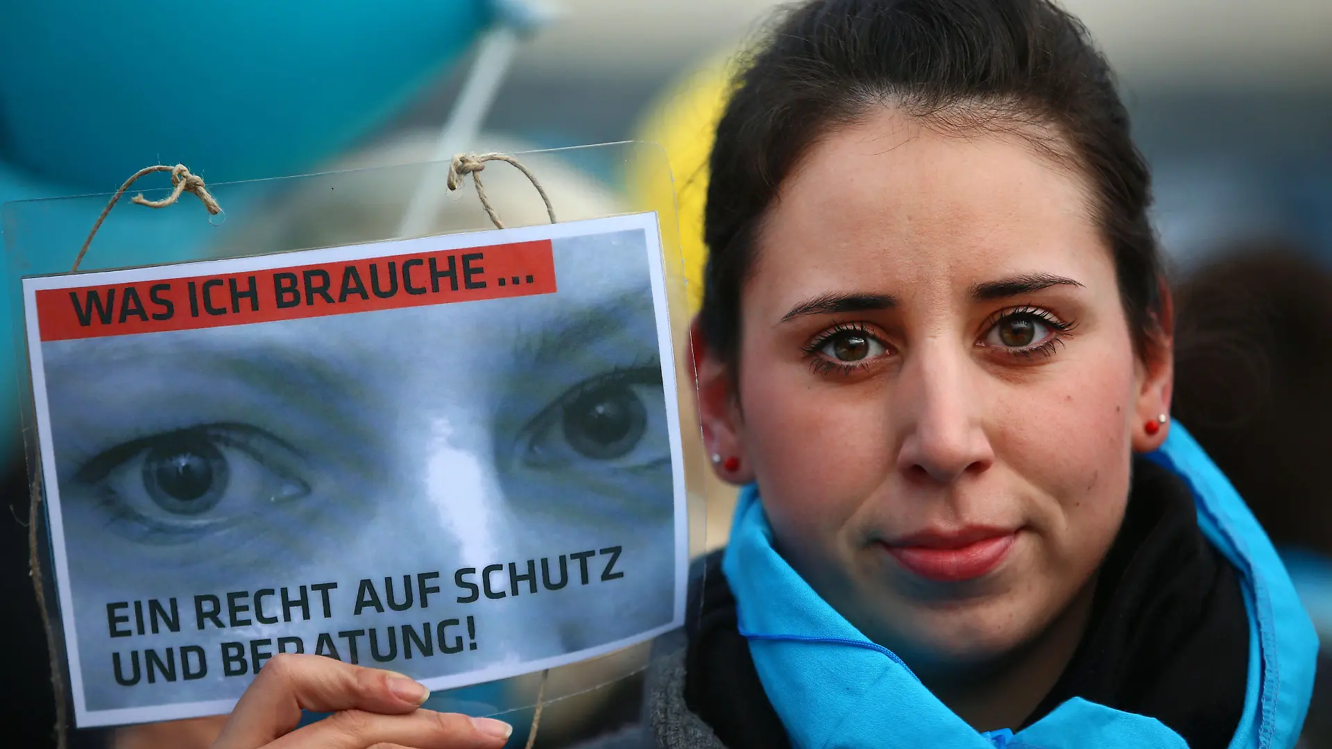 Frauen ziehen am 25.11.2014 in Schwerin (Mecklenburg-Vorpommern) bei einer Demonstration für das Recht auf Schutz und Beratung von Frauen mit Plakaten "Was ich brauche ... ein Recht auf Schutz und Beratung" durch die Innenstadt. Der Landesfrauenrat Mecklenburg-Vorpommern hat zu der Demonstration aufgerufen und übergibt die ersten Unterschriften der Online-Petition «Opferschutz als Pflichtaufgabe» an den Landtag. Foto: Jens Büttner/dpa +++(c) dpa - Bildfunk+++