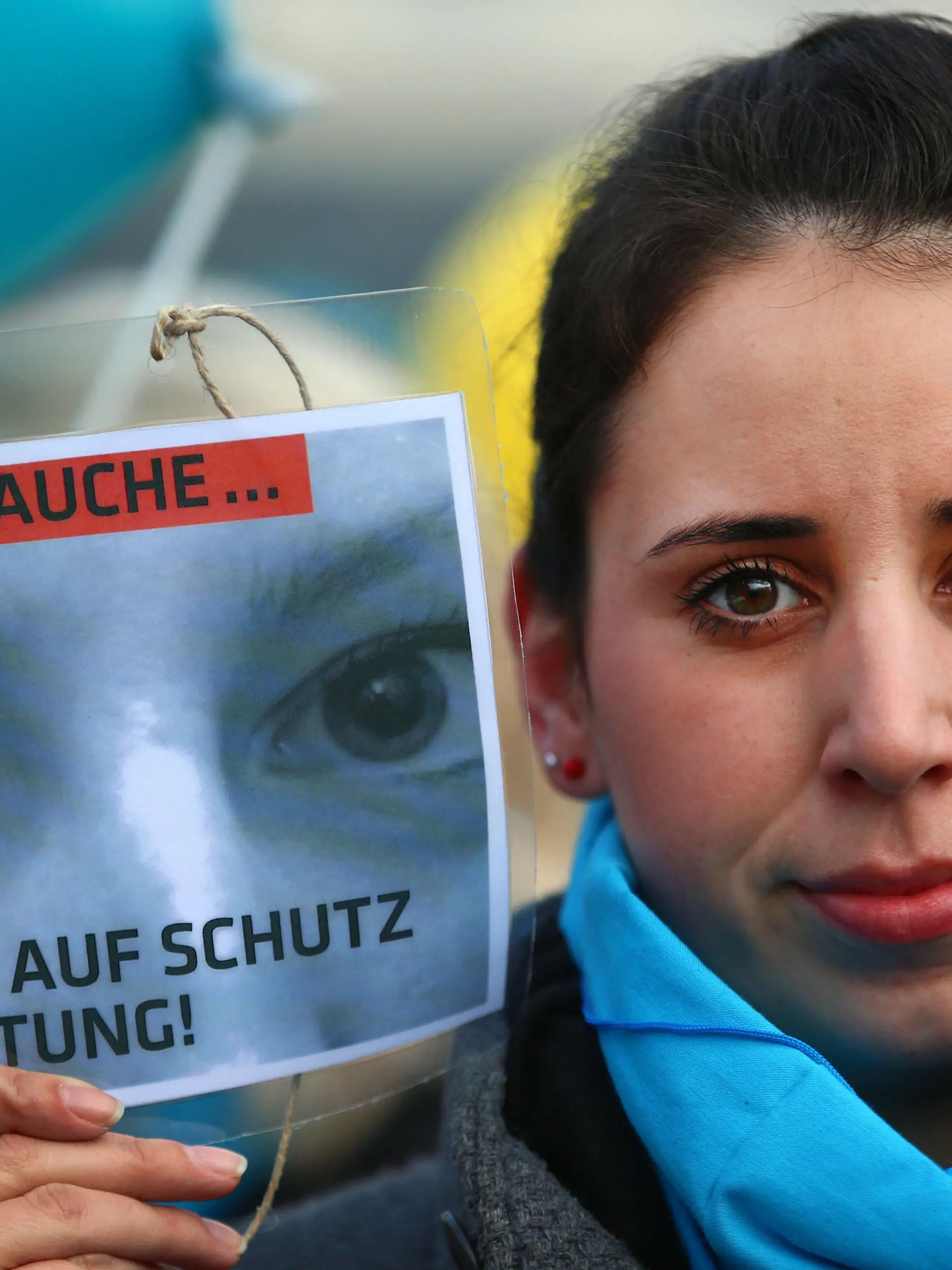Frauen ziehen am 25.11.2014 in Schwerin (Mecklenburg-Vorpommern) bei einer Demonstration für das Recht auf Schutz und Beratung von Frauen mit Plakaten "Was ich brauche ... ein Recht auf Schutz und Beratung" durch die Innenstadt. Der Landesfrauenrat Mecklenburg-Vorpommern hat zu der Demonstration aufgerufen und übergibt die ersten Unterschriften der Online-Petition «Opferschutz als Pflichtaufgabe» an den Landtag. Foto: Jens Büttner/dpa +++(c) dpa - Bildfunk+++