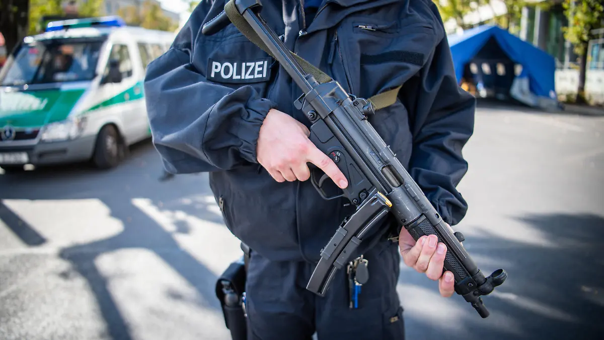 ARCHIV - 27.09.2018, Berlin: Ein Polizist steht mit einer MP-5 des Herstellers Heckler & Koch auf einer Straße. Bei den niedersächsischen Sicherheitsbehörden ist eine erneute Panne bekannt geworden: Laut Innenminister Boris Pistorius (SPD) wurde Ende März in der Polizeiinspektion Celle das Fehlen einer Dienstwaffe vom Typ MP5 des Herstellers Heckler & Koch bemerkt. Foto: Arne Immanuel Bänsch/dpa +++ dpa-Bildfunk +++