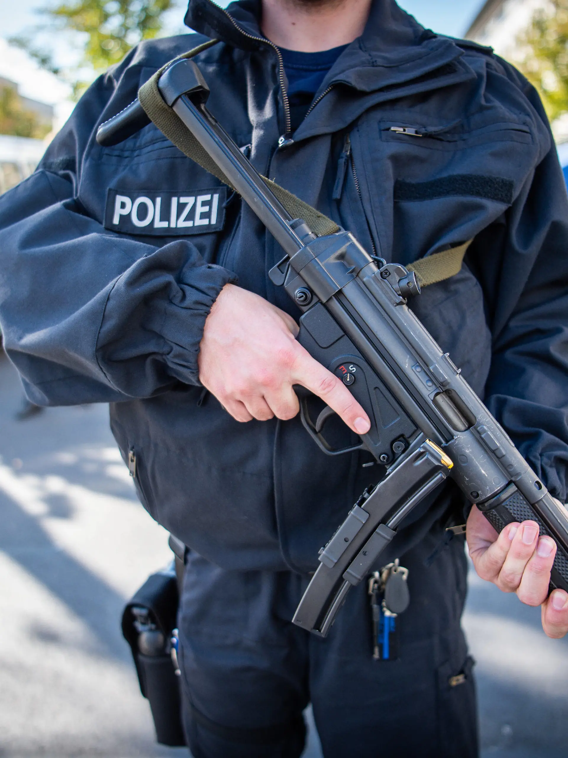 ARCHIV - 27.09.2018, Berlin: Ein Polizist steht mit einer MP-5 des Herstellers Heckler & Koch auf einer Straße. Bei den niedersächsischen Sicherheitsbehörden ist eine erneute Panne bekannt geworden: Laut Innenminister Boris Pistorius (SPD) wurde Ende März in der Polizeiinspektion Celle das Fehlen einer Dienstwaffe vom Typ MP5 des Herstellers Heckler & Koch bemerkt. Foto: Arne Immanuel Bänsch/dpa +++ dpa-Bildfunk +++