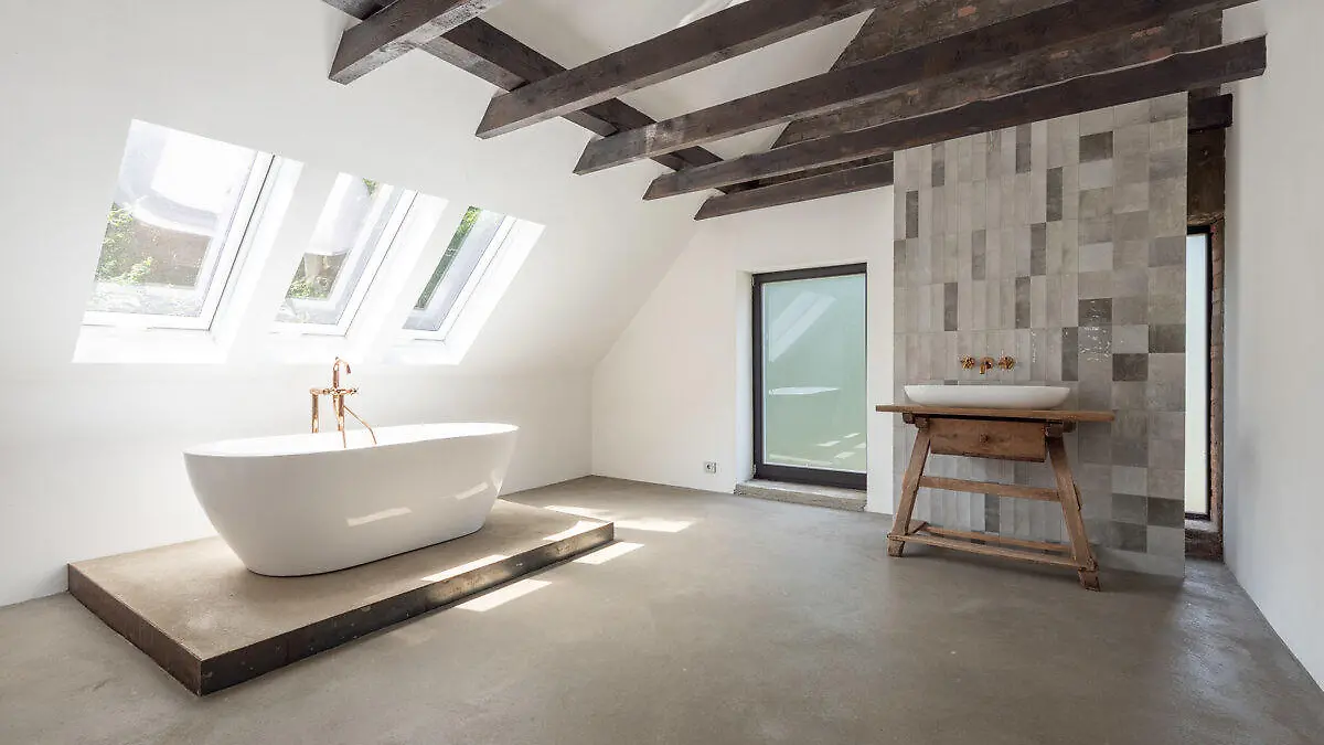 Freistehende Badewanne sorgen für ein rieisiges Luxusgefühl.