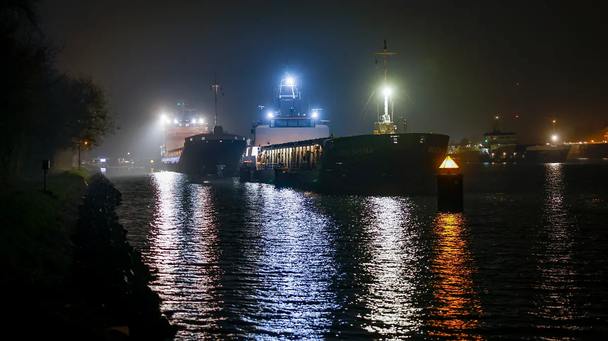 30.11.2022, Schleswig-Holstein, Kiel: Schiffe warten im Nord-Ostsee-Kanal auf die Durchfahrt der Hochbrücke in Kiel-Holtenau. Ein Schiff war mit der Brücke kollidiert worauf hin diese für den Schiffs- und Autoverkehr geperrt wurde. Foto: Axel Heimken/dpa +++ dpa-Bildfunk +++