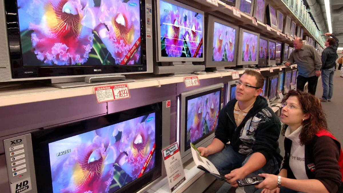 Im Media-Markt des Chemnitzer Einkaufszentrums Sachsenallee zeigt Fachberaterin für Unterhaltung Anne Rölke am Mittwoch (09.11.2005) einem Kunden das vielfältige Angebot von Fernsehgeräten mit Flachbildschirmen mit LCD- bzw. Plasma-Technik. Ein Großteil der neuen TV-Geräte ist bereits mit der zukunftorientierten hochauflösenden Technik (HD) ausgerüstet. Bisher besitzen nur rund fünf Prozent der deutschen Haushalte ein TV-Gerät mit Flachbildshirm. Über die Hälfte der Haushalte ist jedoch laut einer Umfrage des Allensbach-Instituts an der innovativen Technik interessiert und plant abhängig von der Preisentwicklung den Kauf eines solchen Gerätes. Foto: Wolfgang Thieme dpa/lsn +++(c) dpa - Bildfunk+++