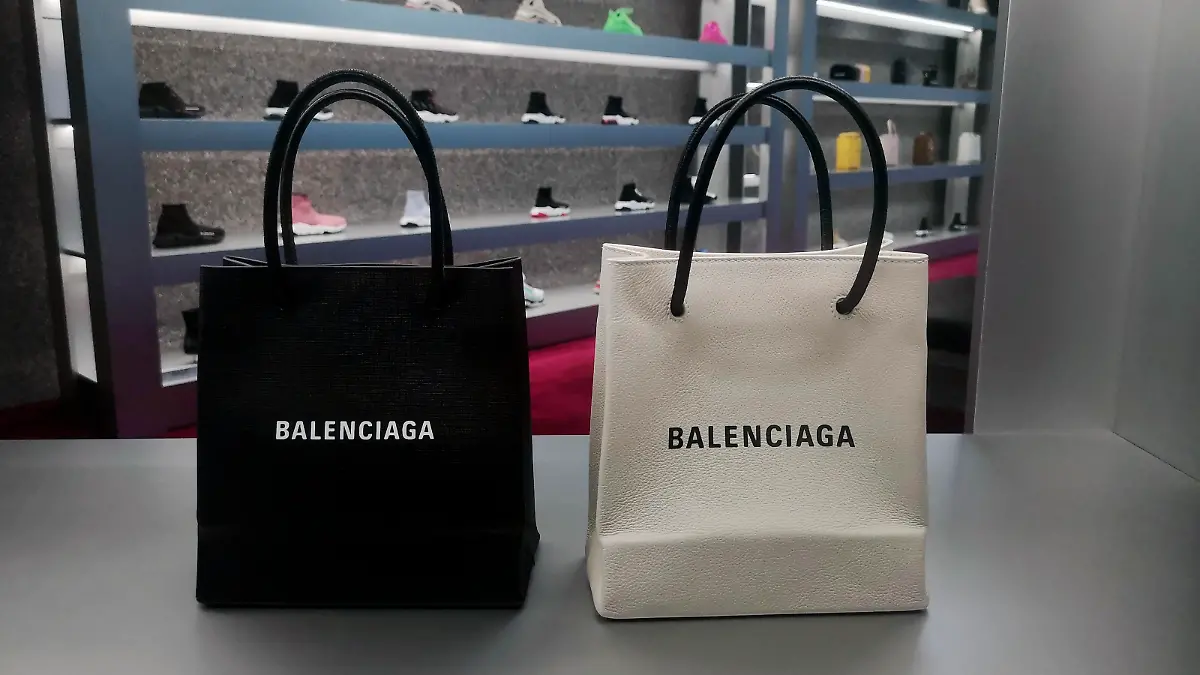 Los Angeles, USA, 06.01.2020 Handtaschen der italienischen Edelmarke Balenciaga stehen im Schaufenster der Boutique im Beverly Center in Los Angeles Foto : Norbert Schmidt, Düsseldorf
