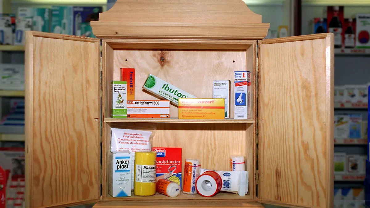 Ein Apotheker hat zusammengestellt, was in eine Hausapotheke gehört  (aufg. am 13.7.1999 in Berlin).