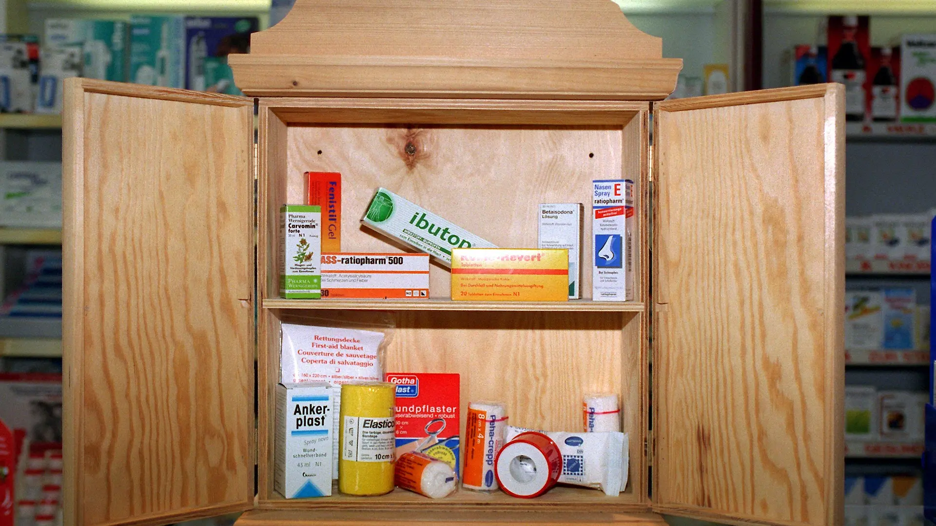 Ein Apotheker hat zusammengestellt, was in eine Hausapotheke gehört (aufg. am 13.7.1999 in Berlin).