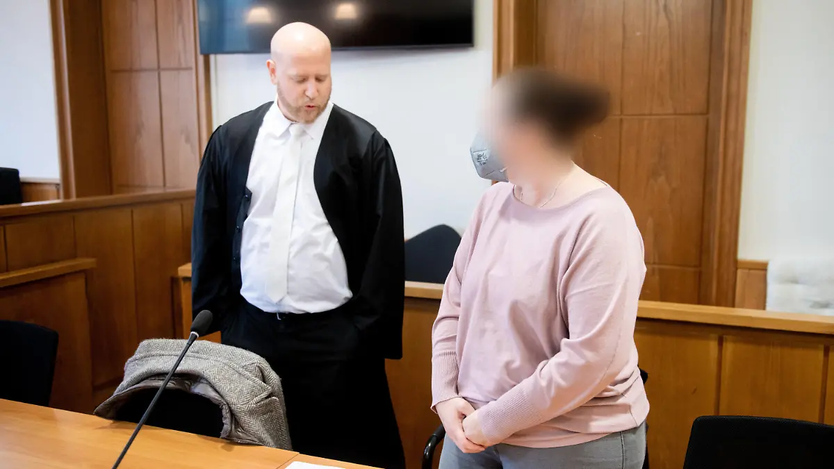 02.11.2022, Niedersachsen, Oldenburg: Die Angeklagte steht vor Prozessbeginn in einem Saal im Landgericht neben ihrem Anwalt Christoph Klatt. Der angeklagten Frau wird Körperverletzung in 15 Fällen vorgeworfen. Laut Anklage soll die damalige Krankenschwester im April 2021 insgesamt 15 Spritzen entweder ausschließlich mit Kochsalzlösung aufgezogen oder den Impfstoff stark mit der Lösung verdünnt haben. Foto: Hauke-Christian Dittrich/dpa - ACHTUNG: Angeklagte wurde aus persönlichkeitsrechtlichen Gründen auf Anordnung des Gerichts gepixelt +++ dpa-Bildfunk +++
