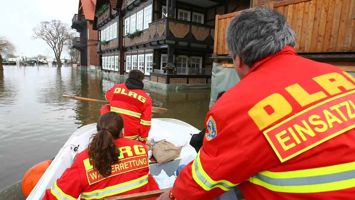 Ein Boot mit Helfern der DLRG Wasserrettung aus Hitzacker fährt am Freitagabend (07.04.2006) in der überfluteten Altstadt von Hitzacker. Das Hochwasser der Elbe wird voraussichtlich weiter steigen und höher als das "Jahrhunderthochwasser" im Jahr 2002 ausfallen. Foto:Carsten Rehder dpa/lni +++(c) dpa - Bildfunk+++