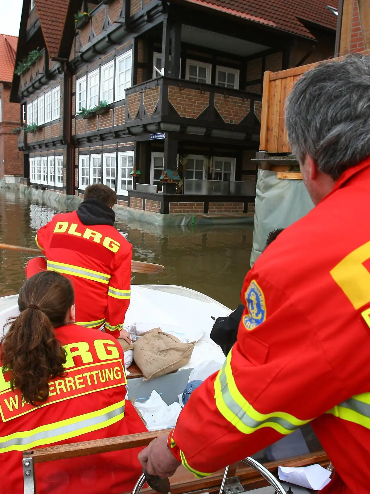Ein Boot mit Helfern der DLRG Wasserrettung aus Hitzacker fährt am Freitagabend (07.04.2006) in der überfluteten Altstadt von Hitzacker. Das Hochwasser der Elbe wird voraussichtlich weiter steigen und höher als das "Jahrhunderthochwasser" im Jahr 2002 ausfallen. Foto:Carsten Rehder dpa/lni +++(c) dpa - Bildfunk+++