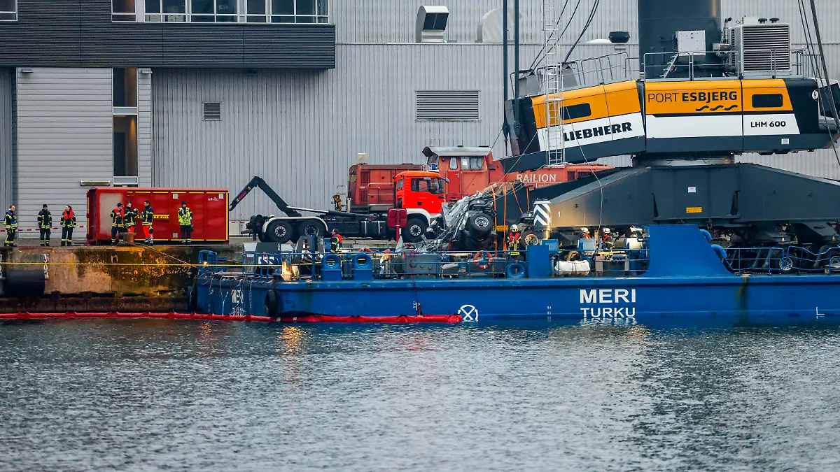 30.11.2022, Schleswig-Holstein, Kiel: Einsatzkräfte der Feuerwehr arbeiten an der ·Meri·, dem Schiff, das bei der Durchfahrt der Hochbrücke in Kiel-Holtenau mit der Brücke kollidiert war. Die Brücke wurde für den Schiffs- und Autoverkehr geperrt. Foto: Axel Heimken/dpa +++ dpa-Bildfunk +++