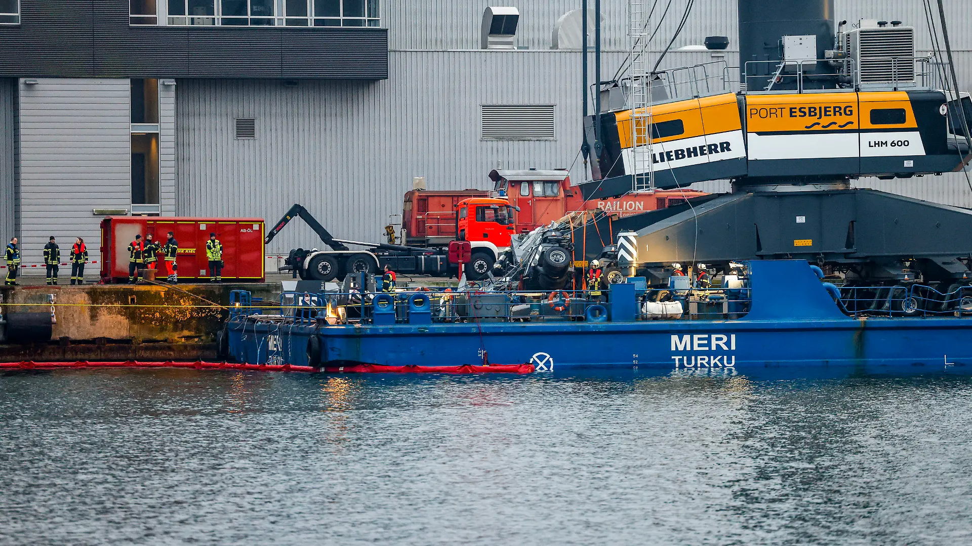 30.11.2022, Schleswig-Holstein, Kiel: Einsatzkräfte der Feuerwehr arbeiten an der ·Meri·, dem Schiff, das bei der Durchfahrt der Hochbrücke in Kiel-Holtenau mit der Brücke kollidiert war. Die Brücke wurde für den Schiffs- und Autoverkehr geperrt. Foto: Axel Heimken/dpa +++ dpa-Bildfunk +++
