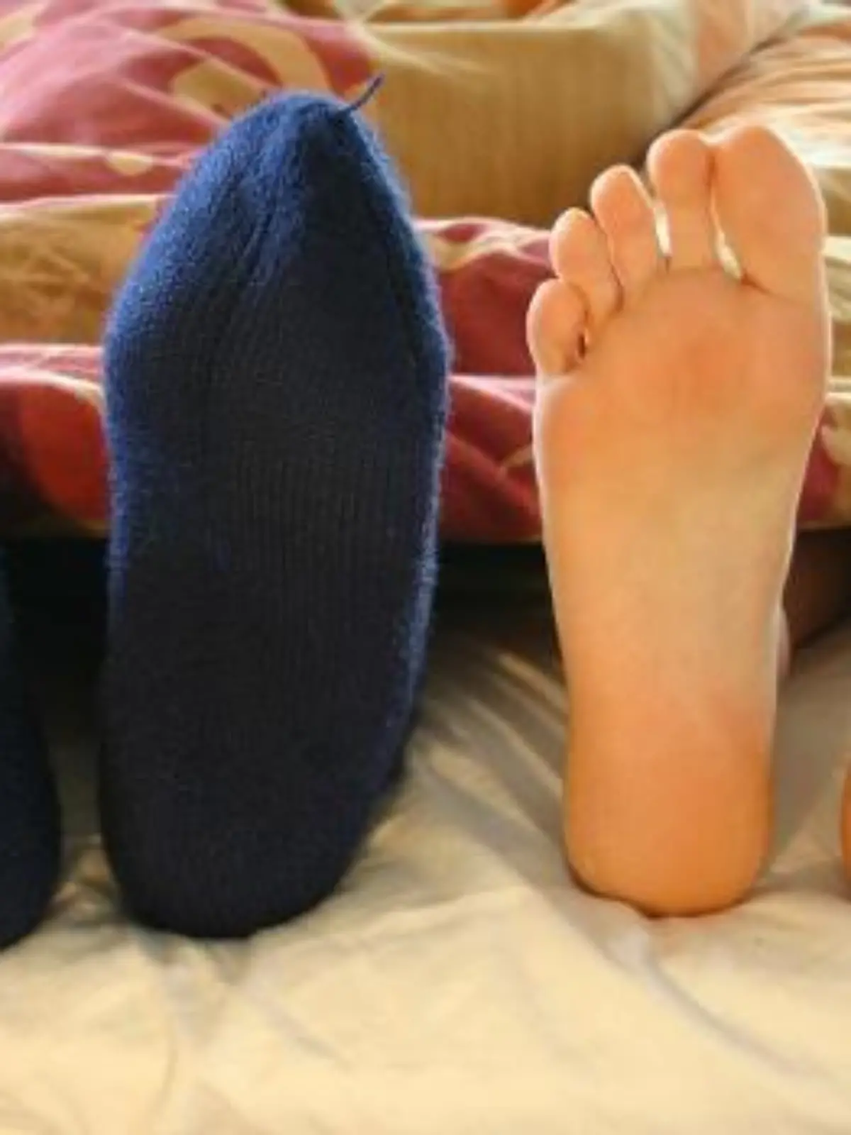 Warm oder kalt, mit oder ohne Socken? Ein Paar in einem Bett in New York (Foto vom 04.01.2006). In New York, der Hochburg der «Stadtneurotiker», müssen sich Psychiater mit vielerlei Eheproblemen herumschlagen. Eines der skurrilsten ist die «Thermo-Krise»: Die beiden Partner können sich nicht darauf einigen, wie warm oder kalt es in der gemeinsamen Wohnung sein soll. So läppisch sich das zunächst anhören mag - für viele ist die Zimmertemperatur ein Prüfstein ihrer Beziehung.  Foto: Christoph Driessen (zu dpa-KORR "Ehen in der «Thermo-Krise»: Wer kontrolliert die Heizung?" vom 08.01.2006) +++(c) dpa - Report+++