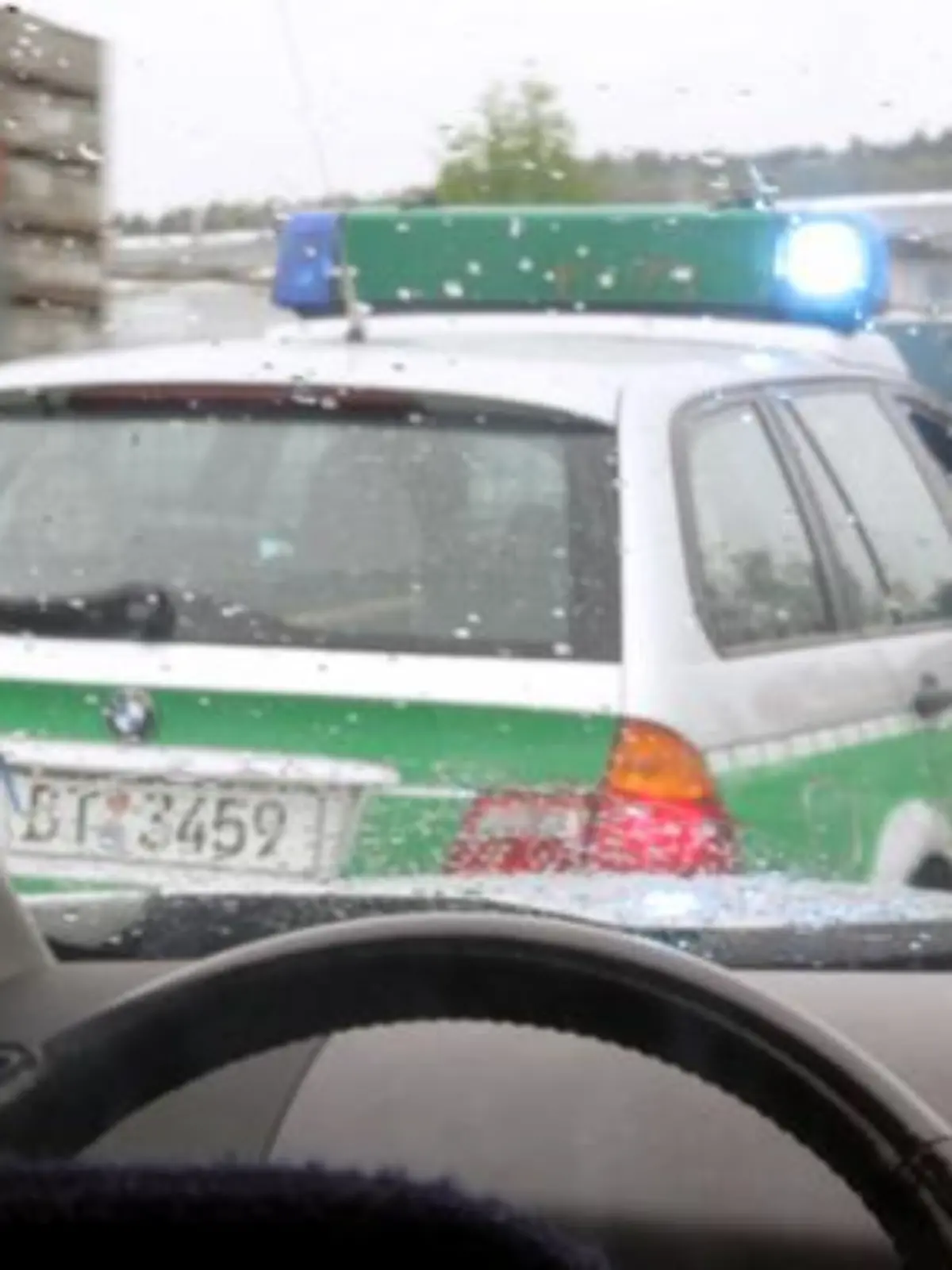 Ein Autofahrer raucht am 03.05.2005 am Steuer seines Fahrzeugs in Lichtenfels (Symbolfoto für Rauchverbot am Steuer). Eine Polizeistreife hält den Fahrer mit einer Winkerkelle an. Politiker von SPD und Union haben ein Rauchverbot für Autofahrer gefordert.  Foto:  Marcus Führer +++(c) dpa - Report+++