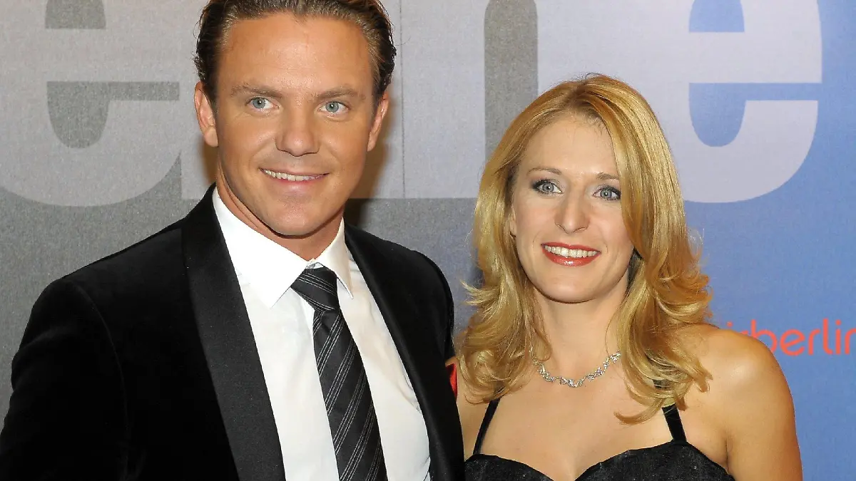 Das Musikerpaar Stefanie Hertel und Stefan Mross kommt am Mittwoch (30.09.2009) in den Friedrichstadtpalast in Berlin zur Verleihung des Medienpreises Goldene Henne. Bereits zum 15. Mal wird der Medienpreis vom Mitteldeutschen Rundfunk (MDR) und der Zeitschrift "Superillu" vergeben. Die Goldene Henne erinnert an die 1991 verstorbene Berliner Entertainerin Helga "Henne" Hahnemann. Foto: Soeren Stache dpa/lbn   +++(c) dpa - Bildfunk+++