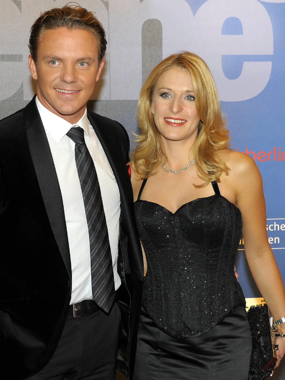 Das Musikerpaar Stefanie Hertel und Stefan Mross kommt am Mittwoch (30.09.2009) in den Friedrichstadtpalast in Berlin zur Verleihung des Medienpreises Goldene Henne. Bereits zum 15. Mal wird der Medienpreis vom Mitteldeutschen Rundfunk (MDR) und der Zeitschrift "Superillu" vergeben. Die Goldene Henne erinnert an die 1991 verstorbene Berliner Entertainerin Helga "Henne" Hahnemann. Foto: Soeren Stache dpa/lbn   +++(c) dpa - Bildfunk+++