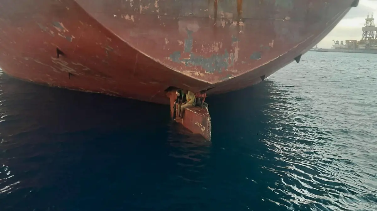 Three stowaways from Nigeria were rescued in the Canary Islands by the Spanish coastguard on Monday 28November2022 after riding on the rudder of an oil tanker on an 11-day voyage from Nigeria. Coastguard photos show the men sitting on the rudder, with their feet dangling just above the water. The stowaways were taken to hospital at the tanker s destination in Gran Canaria and treated for dehydration. The Althini II, which sails under the flag of Malta, arrived in Las Palmas, Gran Canaria, following a 2,700 nautical mile journey from Lagos. The men arent the first to make the unusual and dangerous trip. In 2020 a 14 year-old boy who made the same journey over 15 days told the newspaper El Pais that he spent the entire 15 day jou PUBLICATIONxNOTxINxUKxFRA Copyright: xx 52230717 