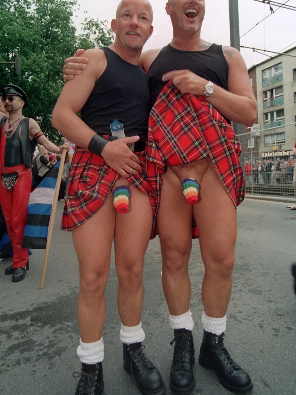 Was der Schwule unter'm Schottenrock trägt, zeigen lachend zwei Teilnehmer der Parade zum Christopher Street Day am 8.7.2001 in Köln: Wollenes in Regenbogenfarben. Der Regenbogen ist neben der Farbe rosa Symbol der internationalen Schwulenbewegung. Etwa 750000 Menschen, einige in exzentrischen bis freizügigen Kostümen, feierten ein lustvoll-schrilles Straßenfest. Unter dem Motto «Im Namen des Volkes: Traut Euch!» zogen 35000 Lesben und Schwule in einem knapp fünf Kilometer langen Zug mit 120 Festwagen tanzend durch die Kölner Innenstadt, um für die rechtliche Gleichstellung von Homosexuellen zu werben.