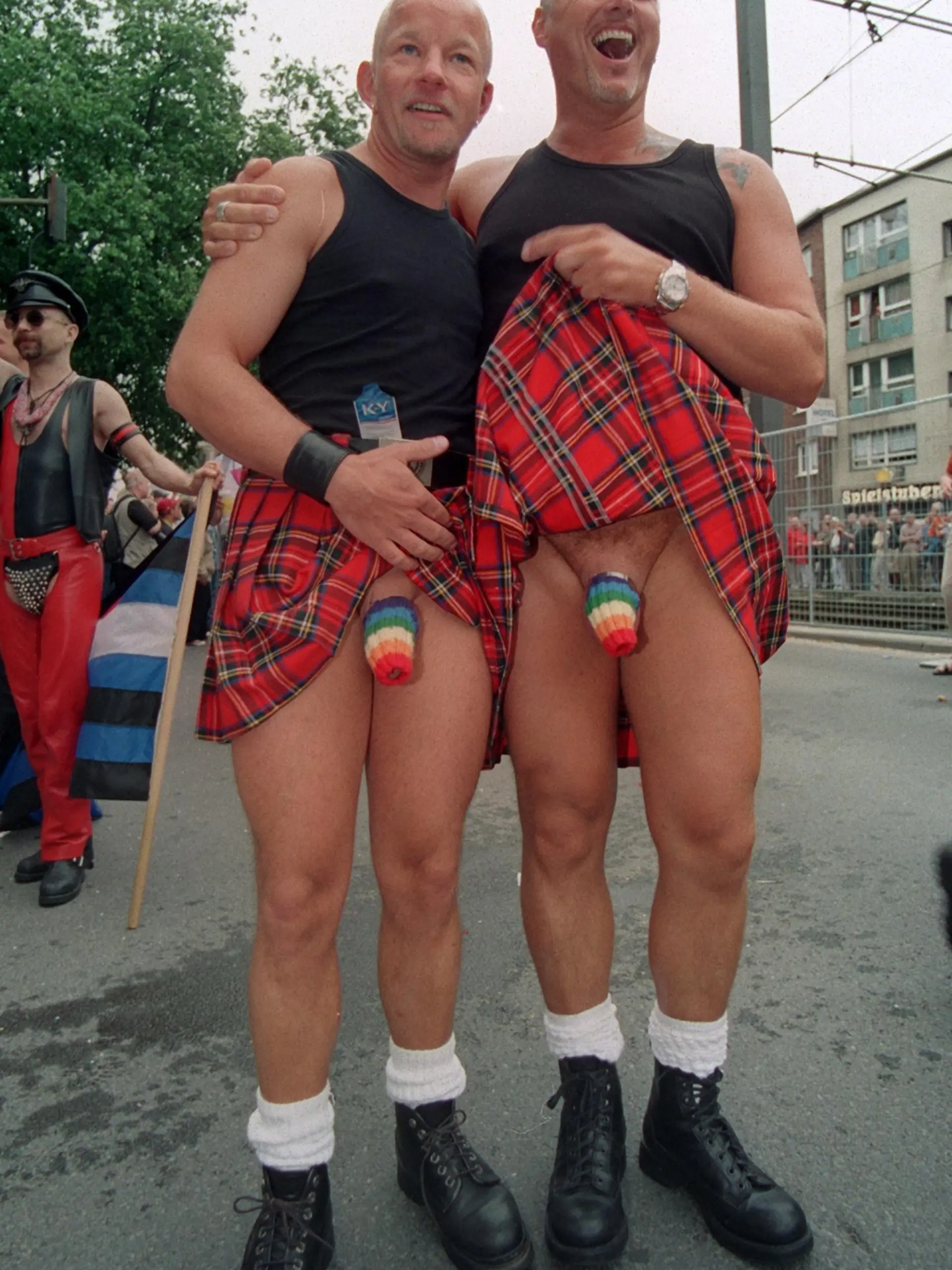 Was der Schwule unter'm Schottenrock trägt, zeigen lachend zwei Teilnehmer der Parade zum Christopher Street Day am 8.7.2001 in Köln: Wollenes in Regenbogenfarben. Der Regenbogen ist neben der Farbe rosa Symbol der internationalen Schwulenbewegung. Etwa 750000 Menschen, einige in exzentrischen bis freizügigen Kostümen, feierten ein lustvoll-schrilles Straßenfest. Unter dem Motto «Im Namen des Volkes: Traut Euch!» zogen 35000 Lesben und Schwule in einem knapp fünf Kilometer langen Zug mit 120 Festwagen tanzend durch die Kölner Innenstadt, um für die rechtliche Gleichstellung von Homosexuellen zu werben.