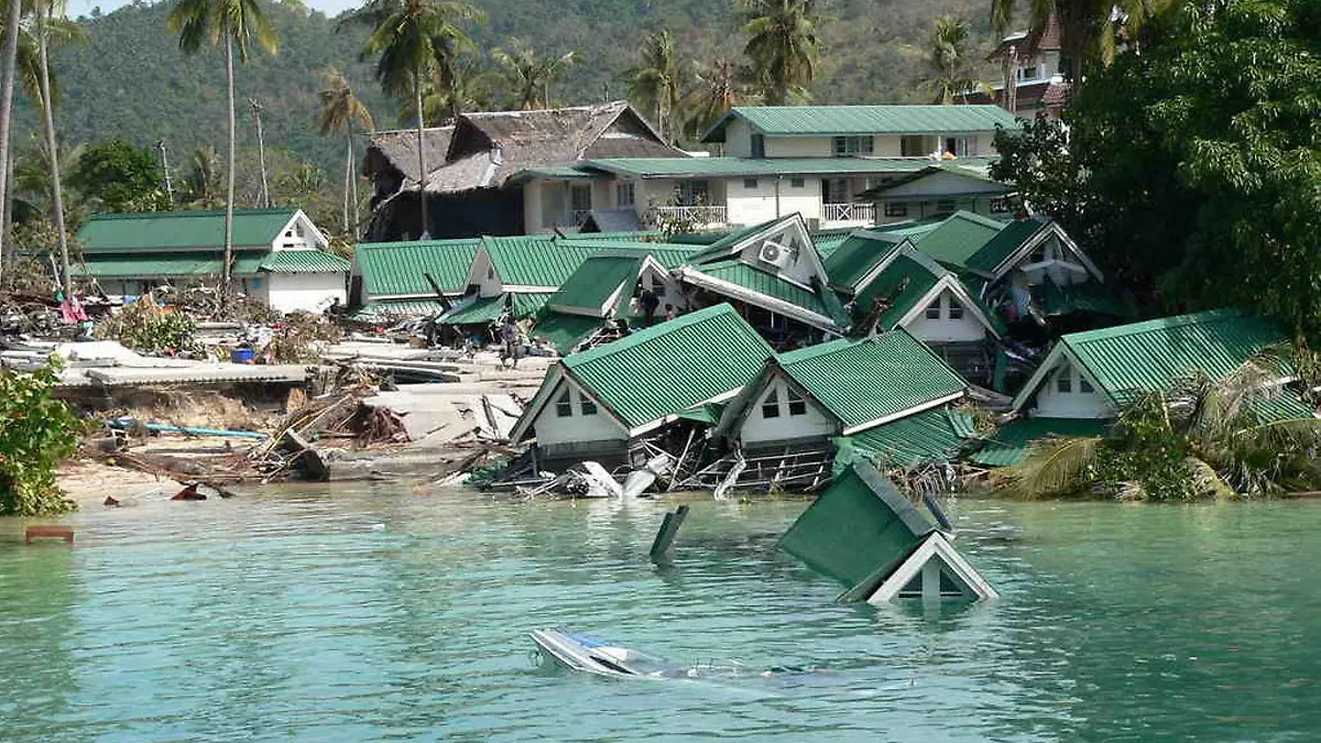ARCHIV - Ein Tsunami zerstört am 29.12.2004 am Strand gelgene Bungalows auf der Insel Phi Phi in Thailand (Archivfoto vom 28.03.2005). Bei der furchtbaren Tsunami-Katastrophe von 2004 kommen am zweiten Weihnachtstag mehr als 230.000 Menschen ums Leben. Gewaltige Flutwellen verwüsten innerhalb weniger Stunden die Küsten des Indischen Ozeans. Auslöser ist ein schweres Erdbeben der Stärke 9,1 vor der Küste der indonesischen Insel Sumatra. Mindestens1,5 Millionen Menschen werden obdachlos. Foto: EPA/ STRINGER (zu dpa-Themenpaket: "Chronologie der Flutkatastrophe in Südasien 2004" vom 23.12.2009) +++(c) dpa - Bildfunk+++