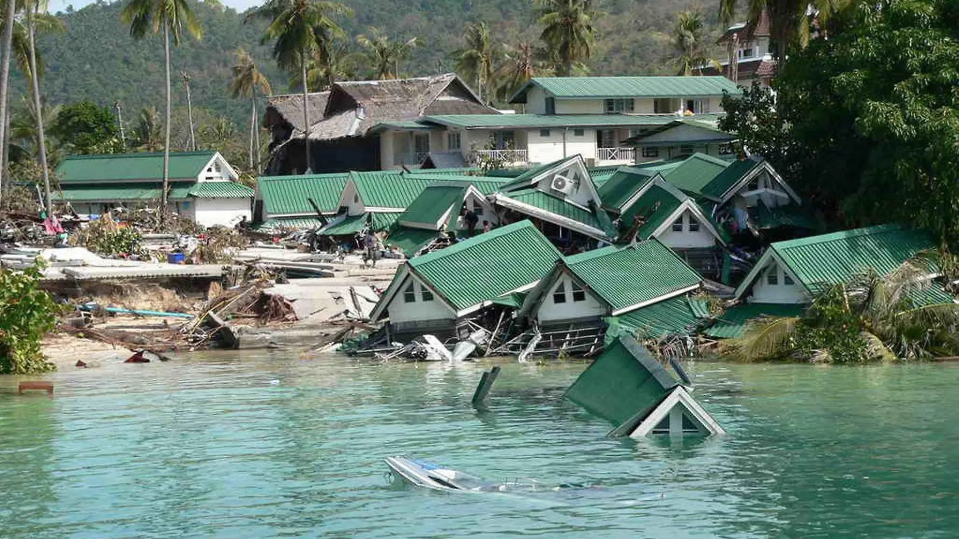 ARCHIV - Ein Tsunami zerstört am 29.12.2004 am Strand gelgene Bungalows auf der Insel Phi Phi in Thailand (Archivfoto vom 28.03.2005). Bei der furchtbaren Tsunami-Katastrophe von 2004 kommen am zweiten Weihnachtstag mehr als 230.000 Menschen ums Leben. Gewaltige Flutwellen verwüsten innerhalb weniger Stunden die Küsten des Indischen Ozeans. Auslöser ist ein schweres Erdbeben der Stärke 9,1 vor der Küste der indonesischen Insel Sumatra. Mindestens1,5 Millionen Menschen werden obdachlos. Foto: EPA/ STRINGER (zu dpa-Themenpaket: "Chronologie der Flutkatastrophe in Südasien 2004" vom 23.12.2009) +++(c) dpa - Bildfunk+++