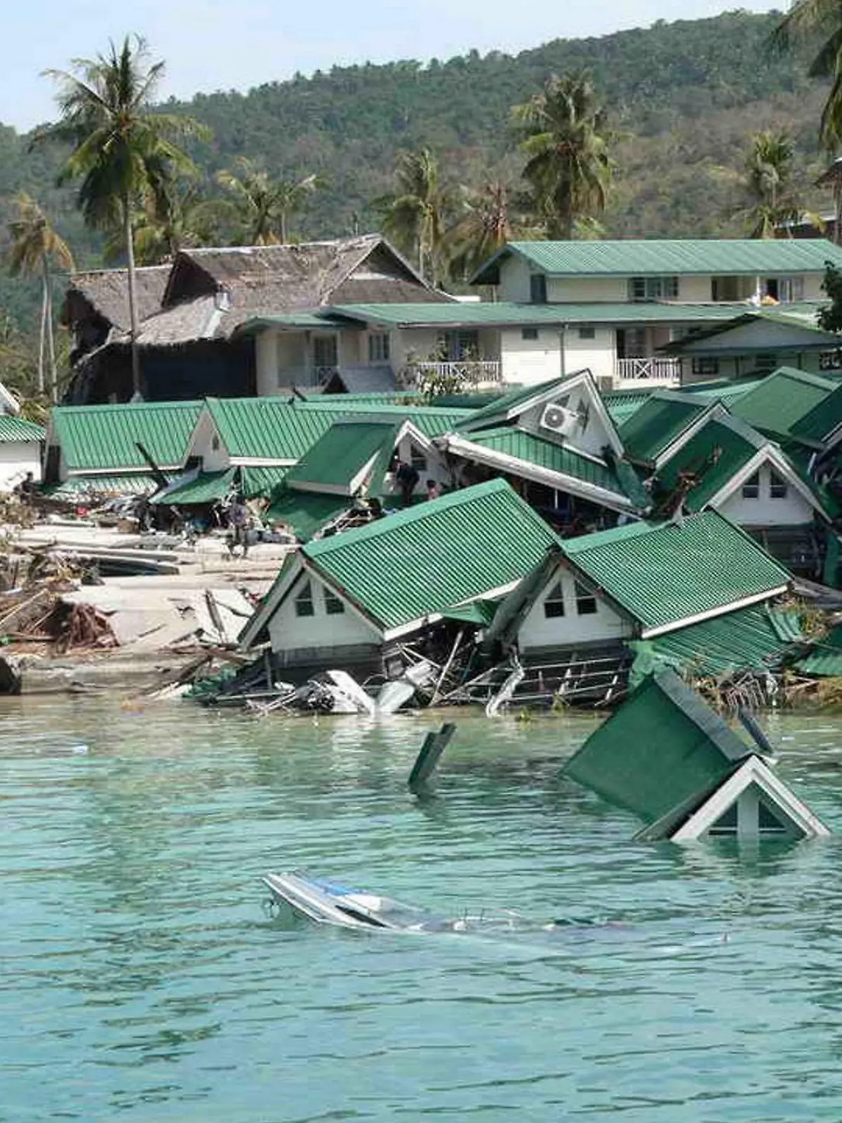ARCHIV - Ein Tsunami zerstört am 29.12.2004 am Strand gelgene  Bungalows auf der Insel Phi Phi in Thailand (Archivfoto vom 28.03.2005). Bei der furchtbaren Tsunami-Katastrophe von  2004 kommen am zweiten Weihnachtstag mehr als 230.000 Menschen ums Leben. Gewaltige Flutwellen verwüsten innerhalb weniger Stunden die Küsten des Indischen Ozeans. Auslöser ist ein schweres Erdbeben der Stärke 9,1 vor der Küste der indonesischen Insel Sumatra. Mindestens1,5 Millionen Menschen werden obdachlos. Foto: EPA/ STRINGER (zu dpa-Themenpaket: "Chronologie der Flutkatastrophe in Südasien 2004" vom 23.12.2009)  +++(c) dpa - Bildfunk+++
