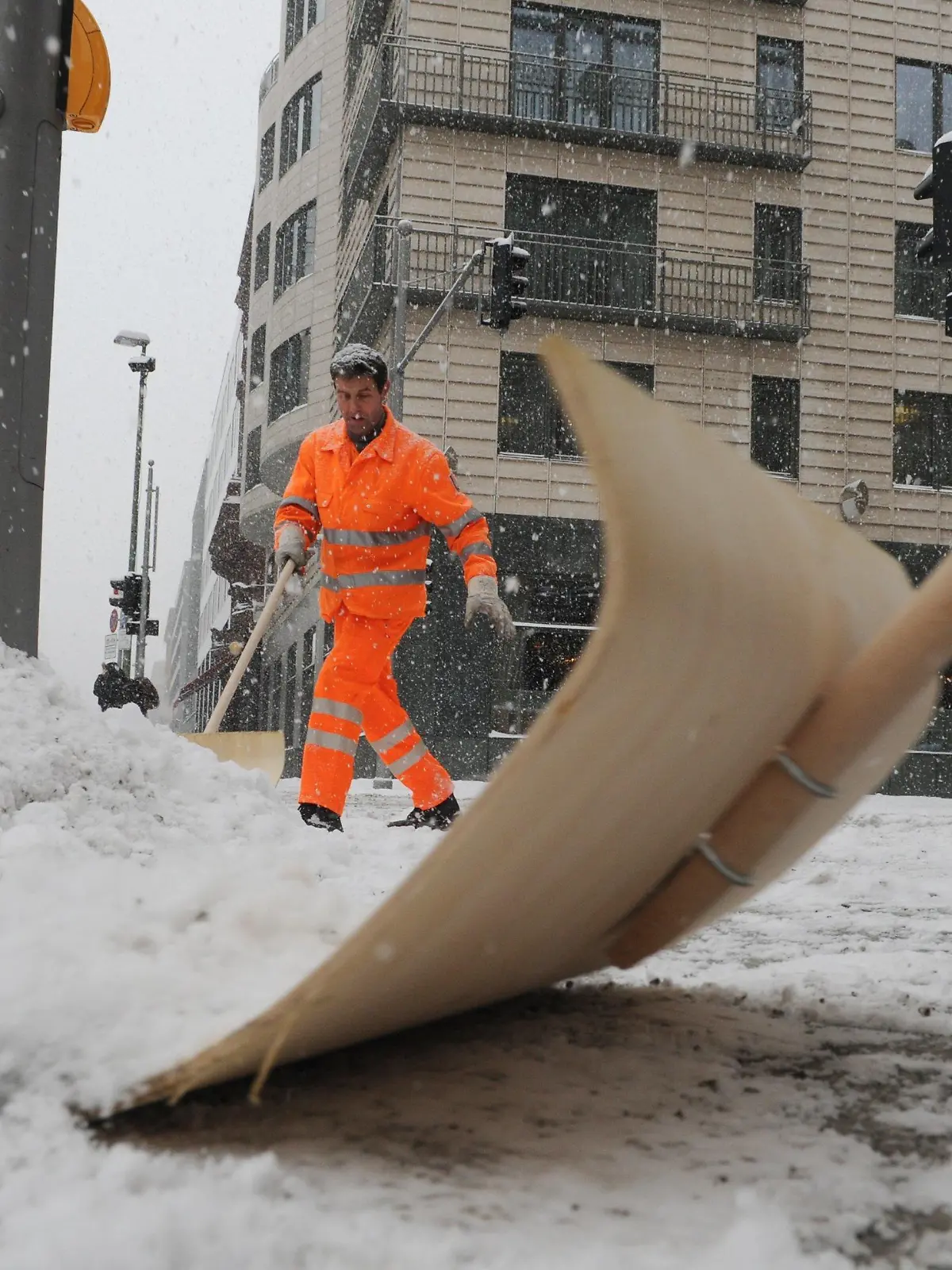 Mitarbeiter der Stadtreinigung räumen am Donnerstag (02.12.2010) im Berlin-Mitte den Schnee an einer Straßenkreuzung. Nach Angaben der Meteorologen bleibt das Wetter auch in den kommenden Tagen winterlich kalt mit vereinzelten Schneefällen. Foto: Foto: Rainer Jensen dpa  +++(c) dpa - Bildfunk+++