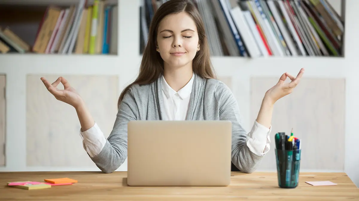 Frau meditiert beim Arbeiten