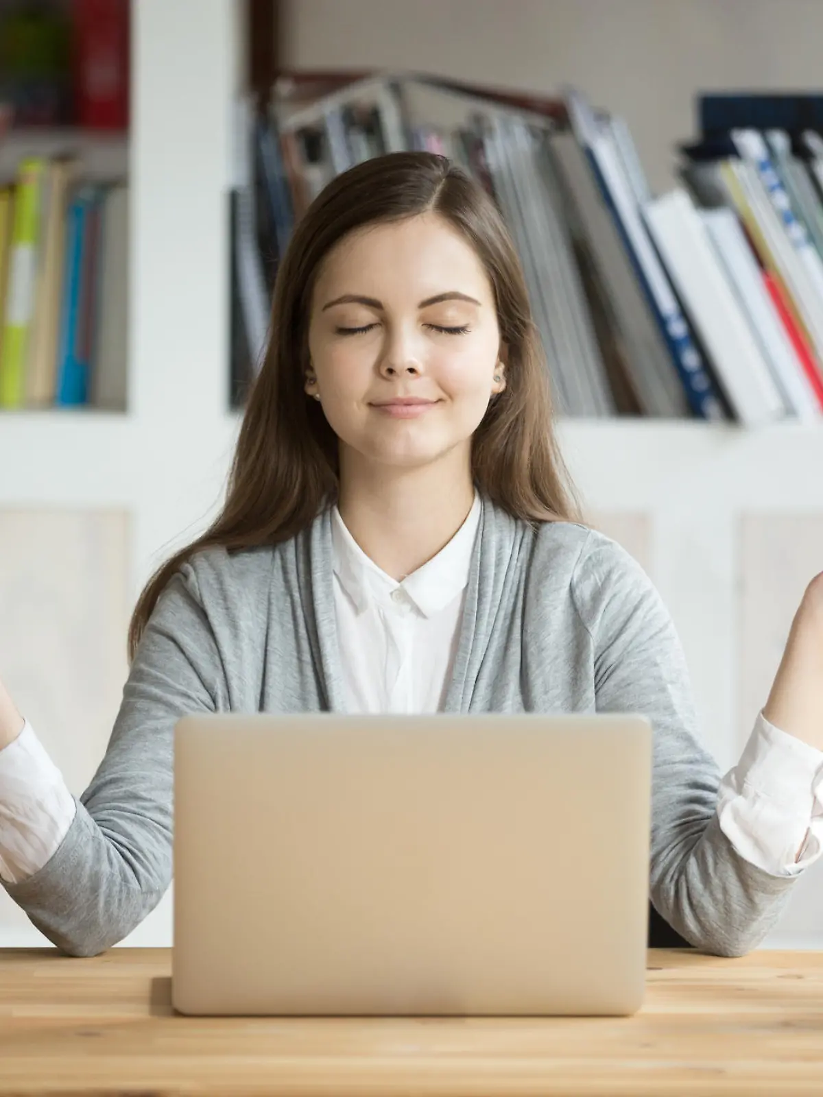 Frau meditiert beim Arbeiten