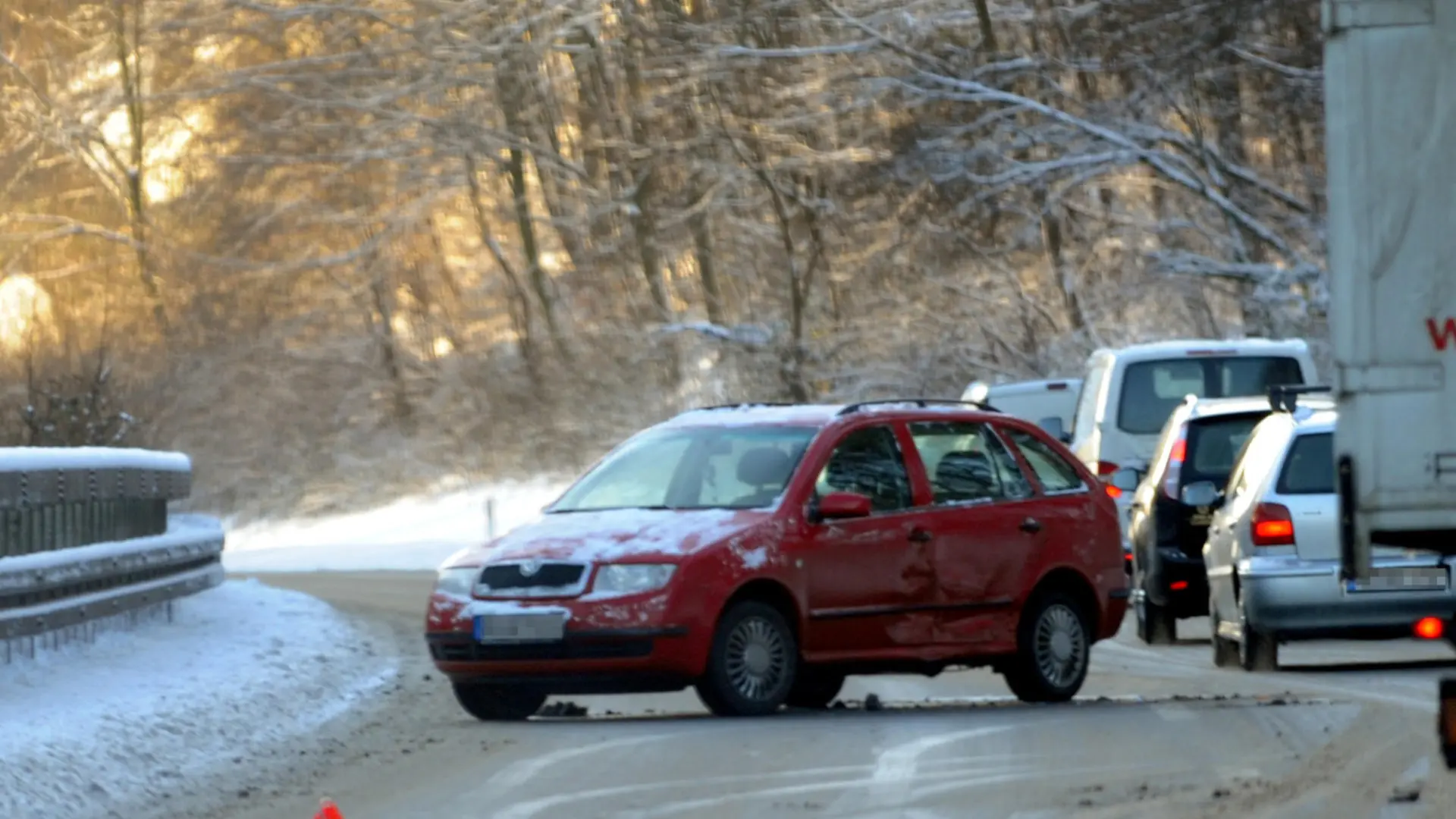 Mitten auf der Fahrbahn steht am Montag (21.12.2009) ein Auto auf der Autobahn A43 in der Nähe von Sprockhövel quer. Schnee und Glätte haben in Nordrhein-Westfalen zwischen Sonntag- und Montagmorgen zu zahlreichen Unfällen geführt. Bei den Unfällen wurden 47 Personen leicht verletzt. Foto: Franz-Peter Tschauner dpa/lnw  +++(c) dpa - Bildfunk+++