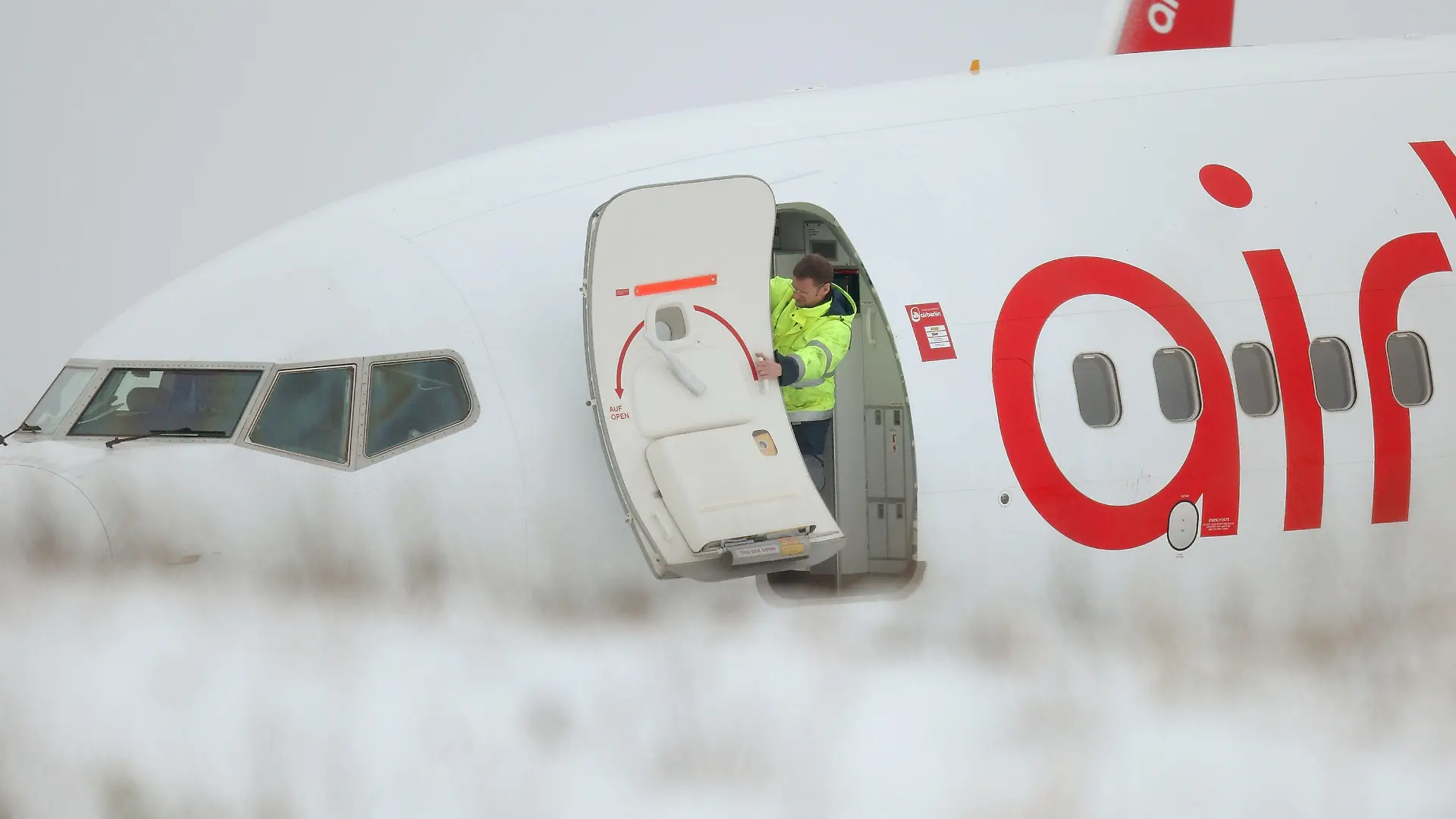 Eine Boeing 737-800 der Fluggesellschaft Air Berlin steht am Sonntag (03.01.2010) auf einer Wiese am Ende der Start- und Landebahn des Flughafens in Dortmund. Das Flugzeug mit dem Ziel Gran Canaria war von der Startbahn gerutscht, nachdem der Pilot das Startmanöver wegen unterschiedlicher Geschwindigkeitsanzeigen im Cockpit abgebrochen hatte. Die Maschine blieb hinter dem Ende des Ausrollweges vornübergeneigt mit dem Bugrad in einer Wiese stecken. Die 165 Passagiere und 6 Besatzungsmitglieder kamen mit dem Schrecken davon. Der Flughafen Dortmund wurde nach dem Unfall gesperrt. Foto: Felix Heyder dpa/lnw +++(c) dpa - Bildfunk+++